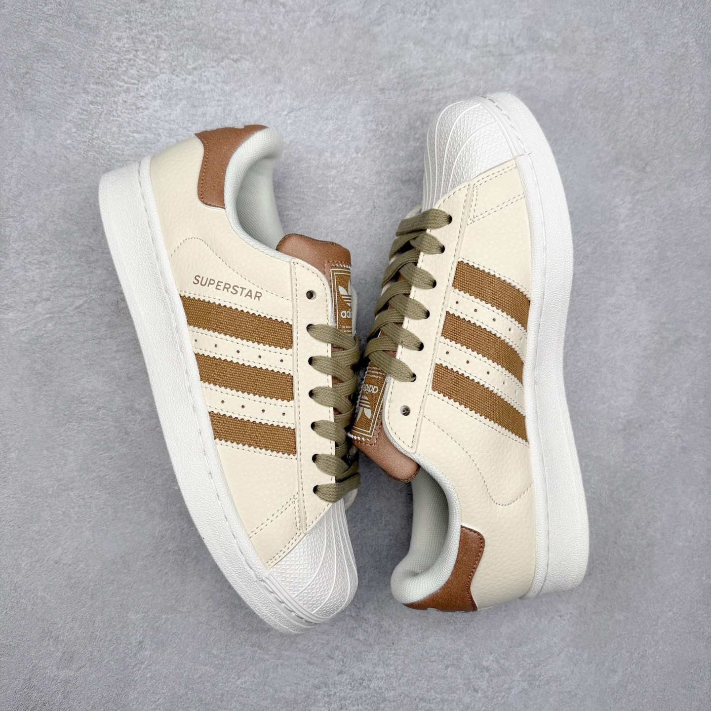 图片[3]-AD Originals Superstar 经典复古贝壳头板鞋 JR6988 诞生于1969年 是第一双将全皮面鞋 身与橡胶鞋头结合在一起的低帮篮球鞋 Superstar最开始 是作为高帮篮球鞋Pro Model的低帮版本而出现的 但因为其独特和醒目的橡胶鞋头造型而让大家熟知 被大家形象地称为\\\”shelltoe\\\”贝壳头 在70年代的美国职业篮球场上 接近3/4的NBA球员都将这双Superstar作为场上用鞋 80年代之后 经过不断的改良和发展 Superstar逐渐成为横跨时装、音乐、街头文化、休闲和运动等各大领域的时尚潮鞋 尺码：36 36.5 37 38 38.5 39 40 40.5 41 42 42.5 43 44 44.5 45-选品中心