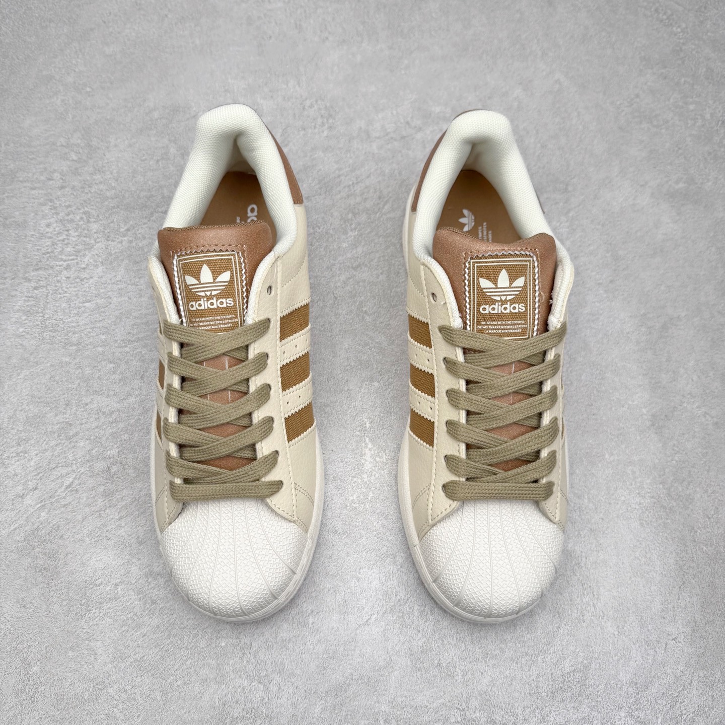 图片[2]-AD Originals Superstar 经典复古贝壳头板鞋 JR6988 诞生于1969年 是第一双将全皮面鞋 身与橡胶鞋头结合在一起的低帮篮球鞋 Superstar最开始 是作为高帮篮球鞋Pro Model的低帮版本而出现的 但因为其独特和醒目的橡胶鞋头造型而让大家熟知 被大家形象地称为\\\”shelltoe\\\”贝壳头 在70年代的美国职业篮球场上 接近3/4的NBA球员都将这双Superstar作为场上用鞋 80年代之后 经过不断的改良和发展 Superstar逐渐成为横跨时装、音乐、街头文化、休闲和运动等各大领域的时尚潮鞋 尺码：36 36.5 37 38 38.5 39 40 40.5 41 42 42.5 43 44 44.5 45-选品中心