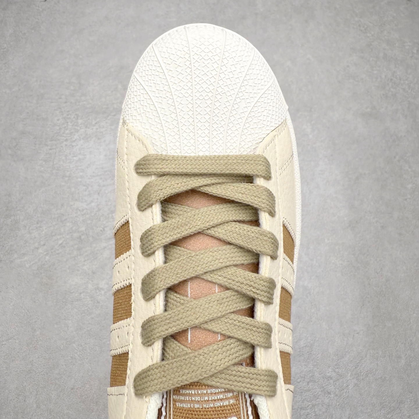 图片[4]-AD Originals Superstar 经典复古贝壳头板鞋 JR6988 诞生于1969年 是第一双将全皮面鞋 身与橡胶鞋头结合在一起的低帮篮球鞋 Superstar最开始 是作为高帮篮球鞋Pro Model的低帮版本而出现的 但因为其独特和醒目的橡胶鞋头造型而让大家熟知 被大家形象地称为\\\”shelltoe\\\”贝壳头 在70年代的美国职业篮球场上 接近3/4的NBA球员都将这双Superstar作为场上用鞋 80年代之后 经过不断的改良和发展 Superstar逐渐成为横跨时装、音乐、街头文化、休闲和运动等各大领域的时尚潮鞋 尺码：36 36.5 37 38 38.5 39 40 40.5 41 42 42.5 43 44 44.5 45-选品中心