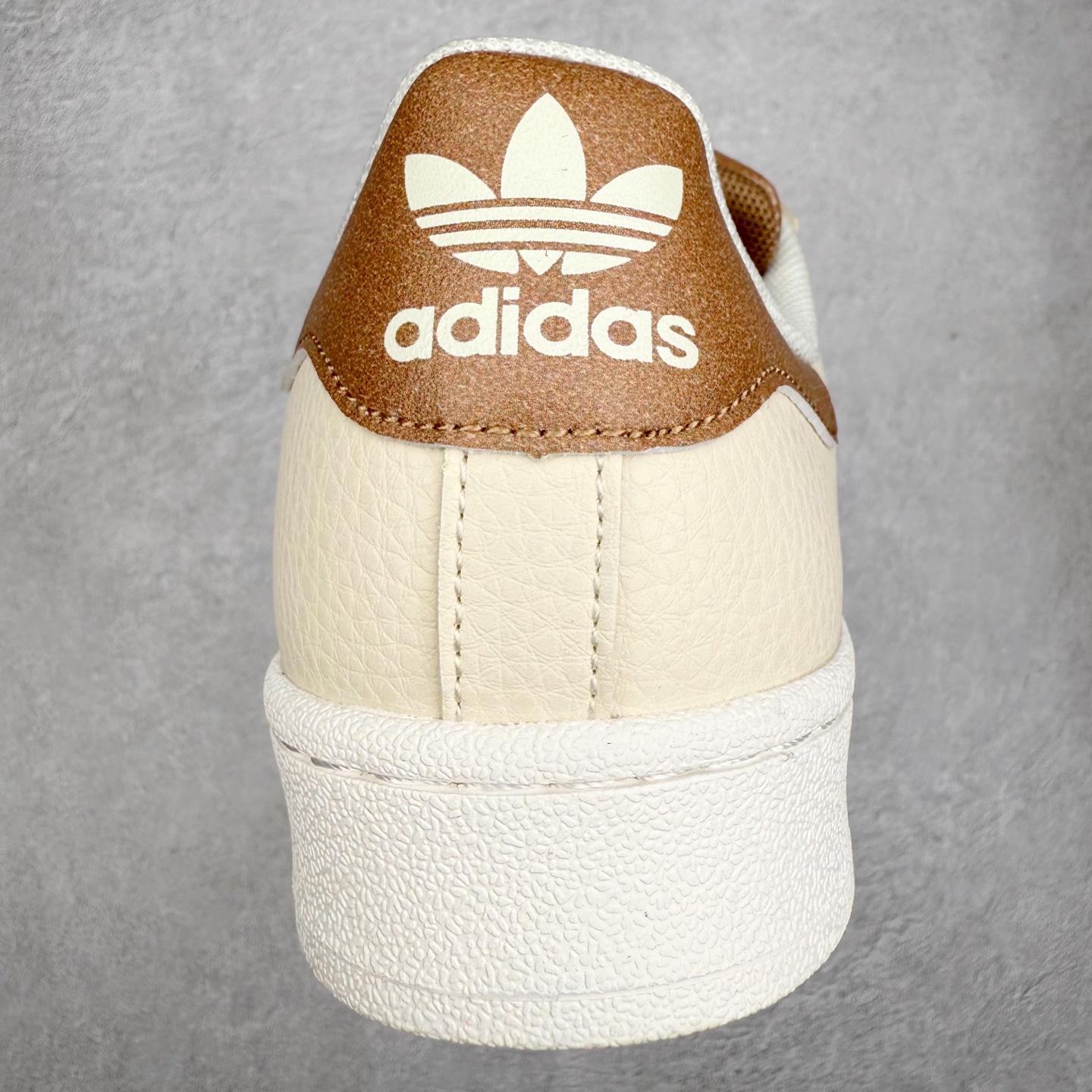 图片[8]-AD Originals Superstar 经典复古贝壳头板鞋 JR6988 诞生于1969年 是第一双将全皮面鞋 身与橡胶鞋头结合在一起的低帮篮球鞋 Superstar最开始 是作为高帮篮球鞋Pro Model的低帮版本而出现的 但因为其独特和醒目的橡胶鞋头造型而让大家熟知 被大家形象地称为\\\”shelltoe\\\”贝壳头 在70年代的美国职业篮球场上 接近3/4的NBA球员都将这双Superstar作为场上用鞋 80年代之后 经过不断的改良和发展 Superstar逐渐成为横跨时装、音乐、街头文化、休闲和运动等各大领域的时尚潮鞋 尺码：36 36.5 37 38 38.5 39 40 40.5 41 42 42.5 43 44 44.5 45-选品中心