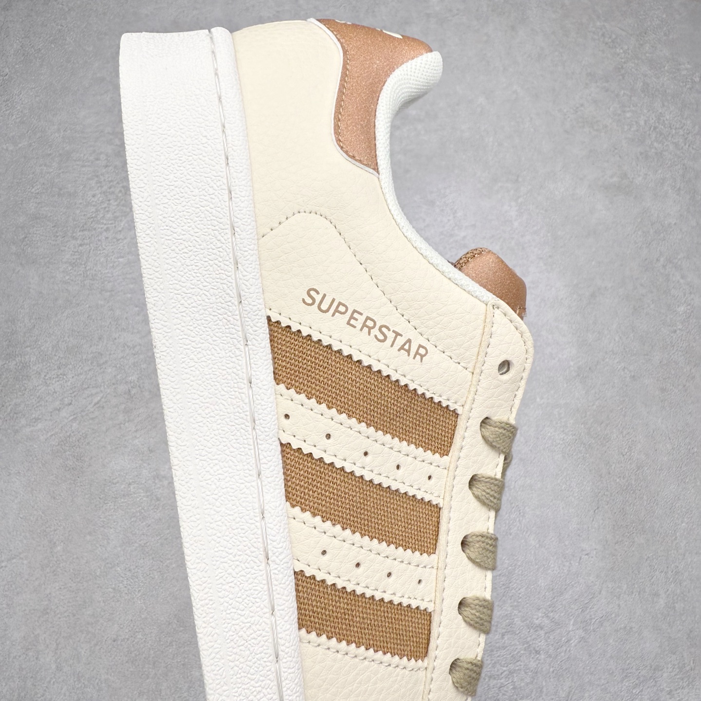 图片[6]-AD Originals Superstar 经典复古贝壳头板鞋 JR6988 诞生于1969年 是第一双将全皮面鞋 身与橡胶鞋头结合在一起的低帮篮球鞋 Superstar最开始 是作为高帮篮球鞋Pro Model的低帮版本而出现的 但因为其独特和醒目的橡胶鞋头造型而让大家熟知 被大家形象地称为\\\”shelltoe\\\”贝壳头 在70年代的美国职业篮球场上 接近3/4的NBA球员都将这双Superstar作为场上用鞋 80年代之后 经过不断的改良和发展 Superstar逐渐成为横跨时装、音乐、街头文化、休闲和运动等各大领域的时尚潮鞋 尺码：36 36.5 37 38 38.5 39 40 40.5 41 42 42.5 43 44 44.5 45-选品中心