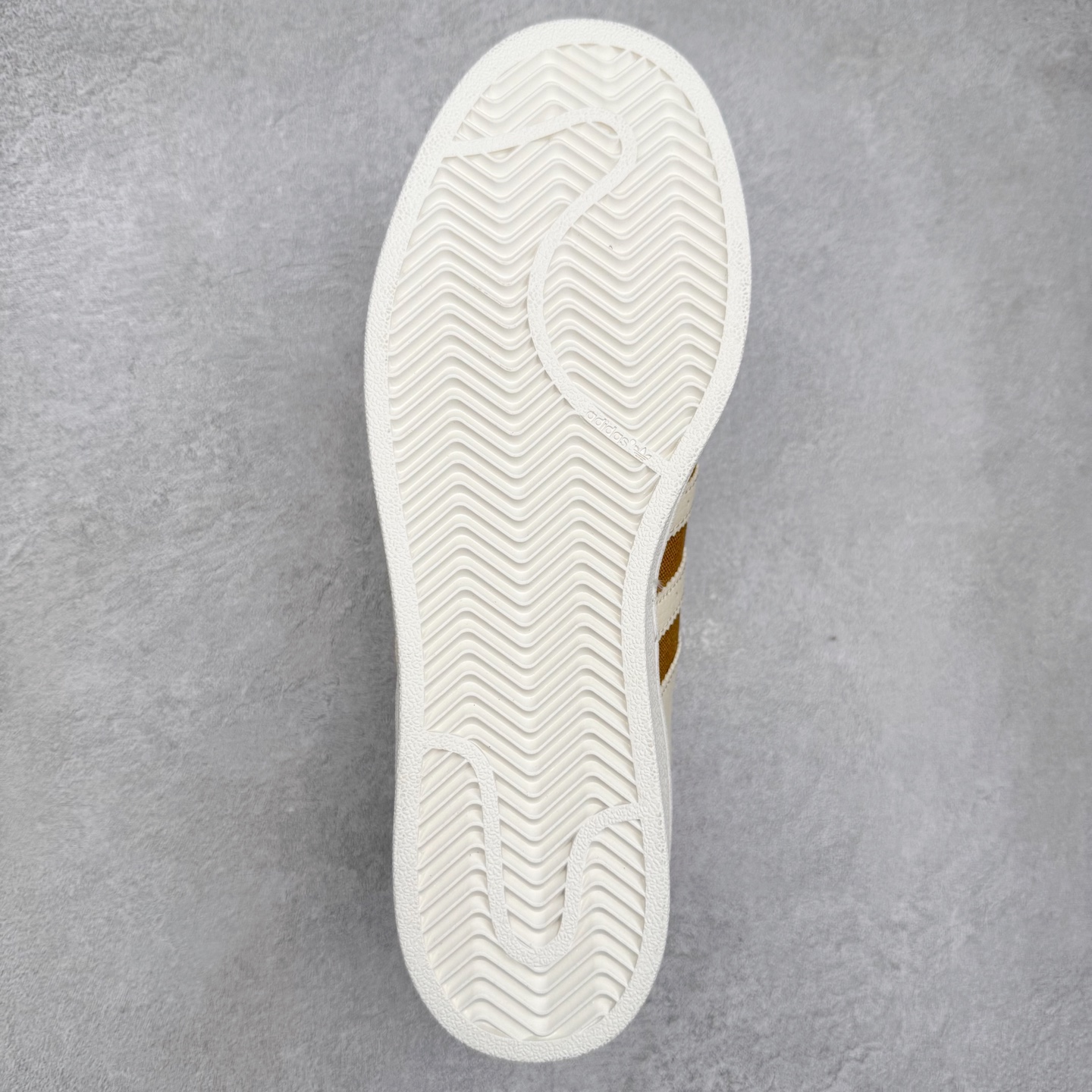 图片[9]-AD Originals Superstar 经典复古贝壳头板鞋 JR6988 诞生于1969年 是第一双将全皮面鞋 身与橡胶鞋头结合在一起的低帮篮球鞋 Superstar最开始 是作为高帮篮球鞋Pro Model的低帮版本而出现的 但因为其独特和醒目的橡胶鞋头造型而让大家熟知 被大家形象地称为\\\”shelltoe\\\”贝壳头 在70年代的美国职业篮球场上 接近3/4的NBA球员都将这双Superstar作为场上用鞋 80年代之后 经过不断的改良和发展 Superstar逐渐成为横跨时装、音乐、街头文化、休闲和运动等各大领域的时尚潮鞋 尺码：36 36.5 37 38 38.5 39 40 40.5 41 42 42.5 43 44 44.5 45-选品中心