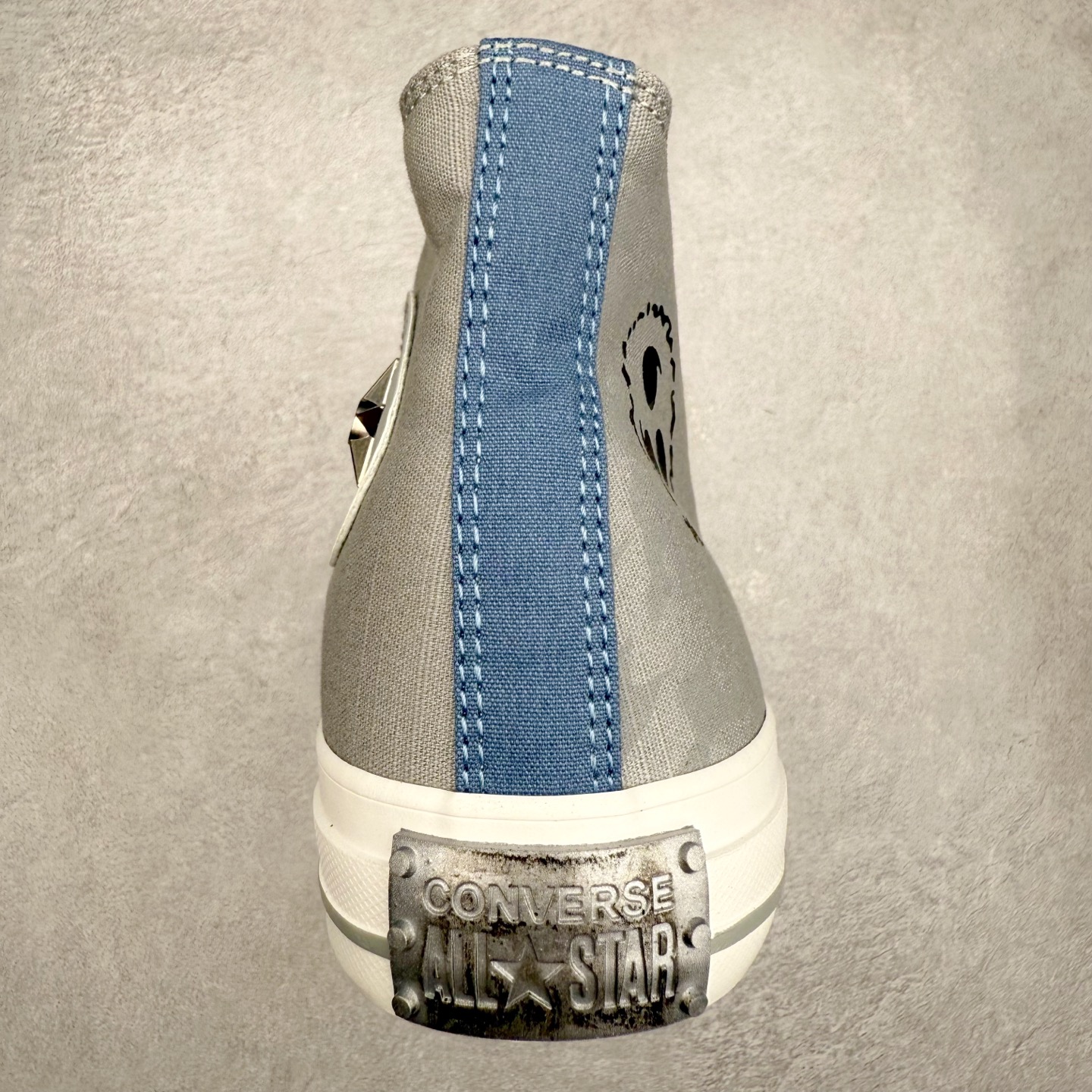 图片[8]-火影忍者 x Converse Chuck Taylor All Star 橙色 匡威联名 舒适休闲高帮帆布鞋 「鸣人」配色采用标志性的橙色，鞋身印有其腹部的八卦封印图案，黑色鞋舌配黄色内衬，还原经典服装，后跟金属木叶村徽，暗藏忍者星浮雕。 每款联名均将传统All Star徽标替换为3D金属手里剑徽章，后跟护条则设计成各角色护额造型。 货号：A14836C 尺码：35 36 36.5 37 37.5 38 39 39.5 40 41 41.5 42 42.5 43 44-选品中心