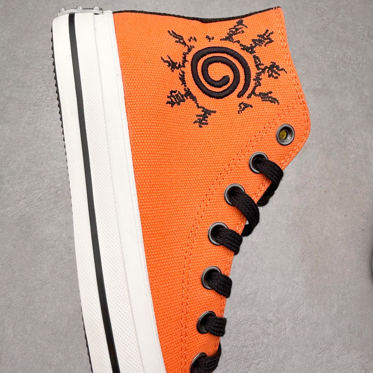 图片[6]-火影忍者 x Converse Chuck Taylor All Star 橙色 匡威联名 舒适休闲高帮帆布鞋 「鸣人」配色采用标志性的橙色，鞋身印有其腹部的八卦封印图案，黑色鞋舌配黄色内衬，还原经典服装，后跟金属木叶村徽，暗藏忍者星浮雕。 每款联名均将传统All Star徽标替换为3D金属手里剑徽章，后跟护条则设计成各角色护额造型。 货号：A14836C 尺码：35 36 36.5 37 37.5 38 39 39.5 40 41 41.5 42 42.5 43 44-选品中心