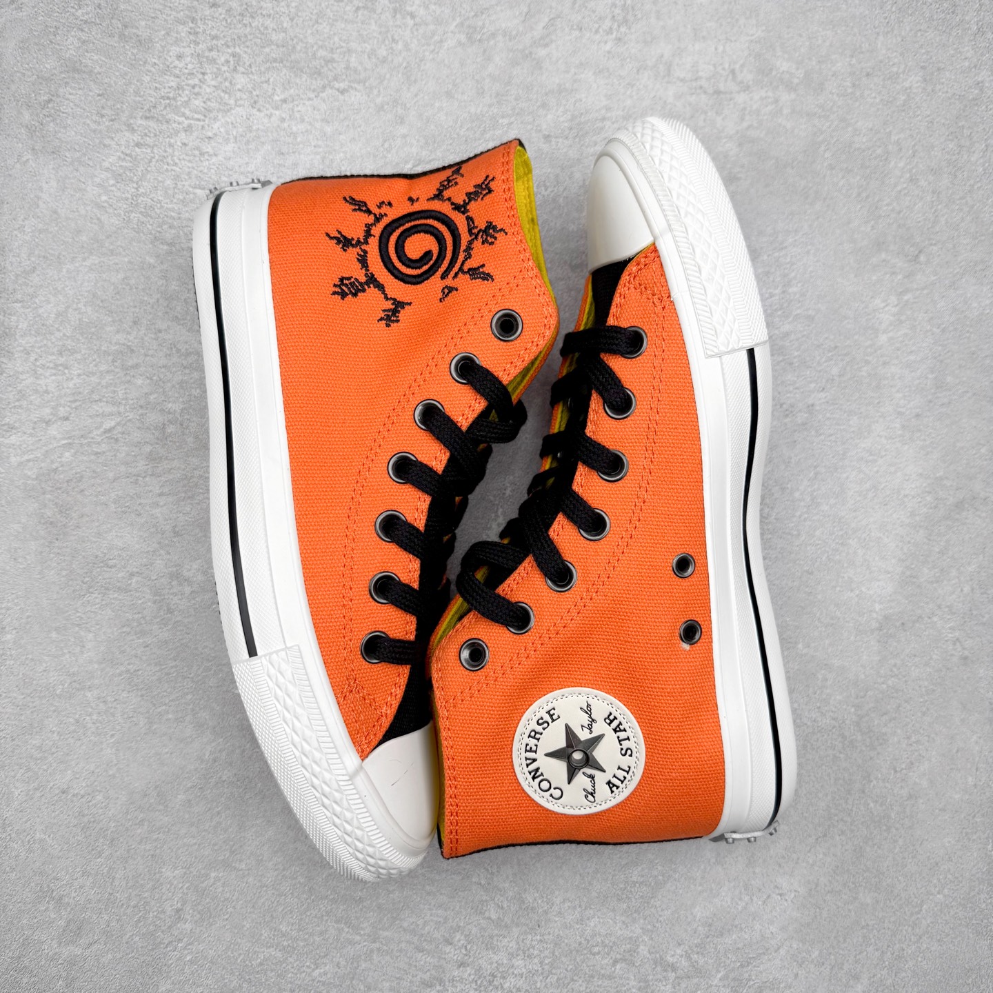 图片[3]-火影忍者 x Converse Chuck Taylor All Star 橙色 匡威联名 舒适休闲高帮帆布鞋 「鸣人」配色采用标志性的橙色，鞋身印有其腹部的八卦封印图案，黑色鞋舌配黄色内衬，还原经典服装，后跟金属木叶村徽，暗藏忍者星浮雕。 每款联名均将传统All Star徽标替换为3D金属手里剑徽章，后跟护条则设计成各角色护额造型。 货号：A14836C 尺码：35 36 36.5 37 37.5 38 39 39.5 40 41 41.5 42 42.5 43 44-选品中心