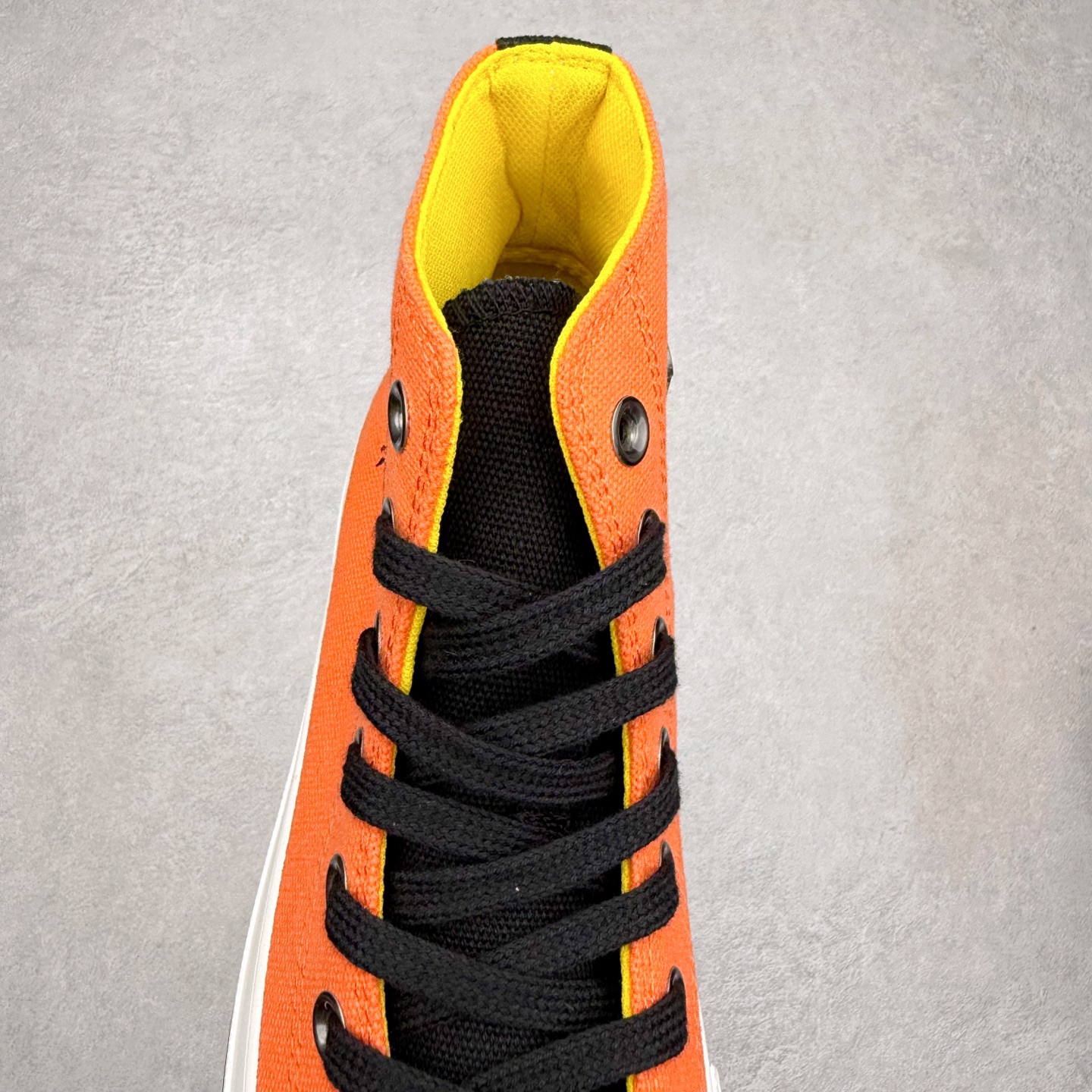 图片[5]-火影忍者 x Converse Chuck Taylor All Star 橙色 匡威联名 舒适休闲高帮帆布鞋 「鸣人」配色采用标志性的橙色，鞋身印有其腹部的八卦封印图案，黑色鞋舌配黄色内衬，还原经典服装，后跟金属木叶村徽，暗藏忍者星浮雕。 每款联名均将传统All Star徽标替换为3D金属手里剑徽章，后跟护条则设计成各角色护额造型。 货号：A14836C 尺码：35 36 36.5 37 37.5 38 39 39.5 40 41 41.5 42 42.5 43 44-选品中心