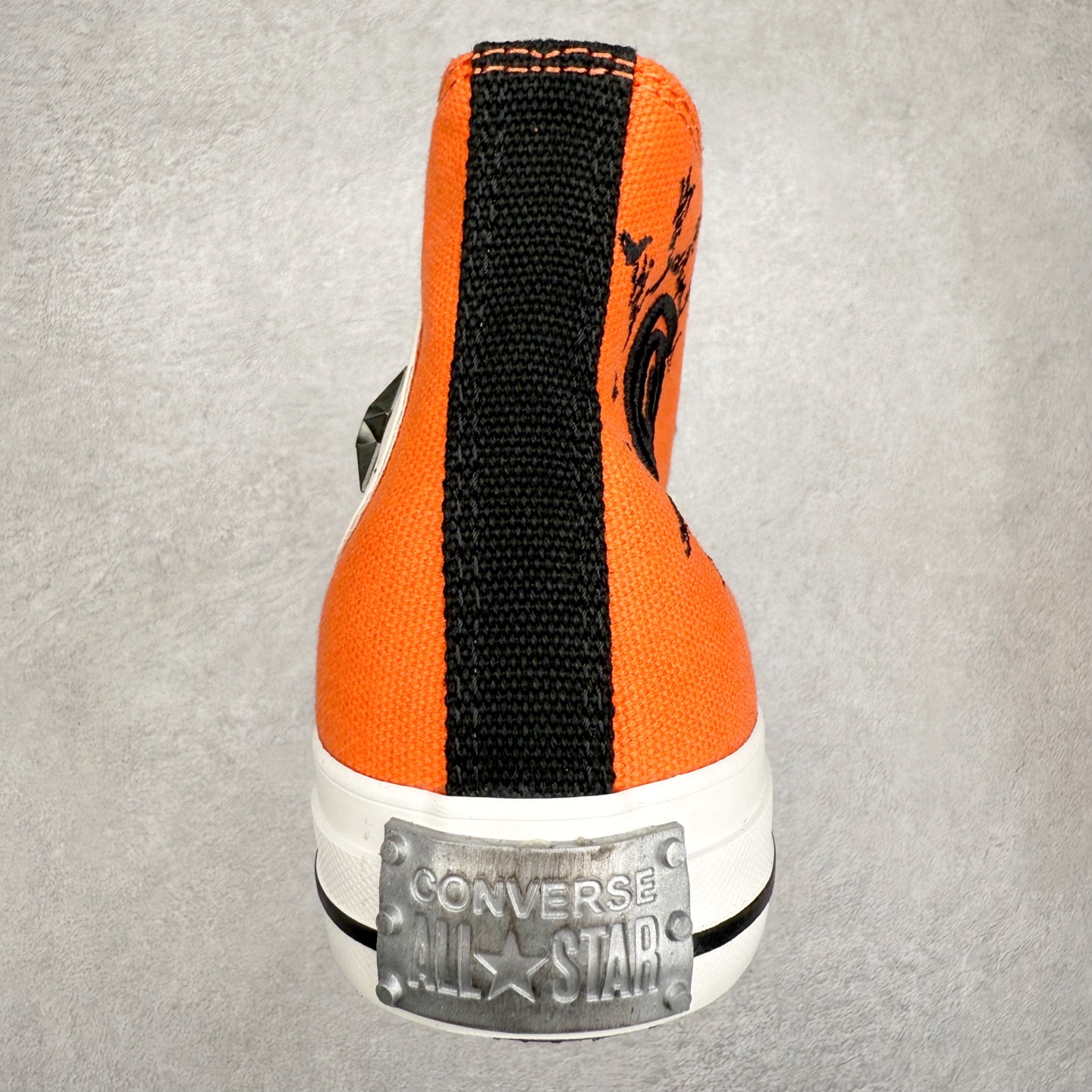 图片[8]-火影忍者 x Converse Chuck Taylor All Star 橙色 匡威联名 舒适休闲高帮帆布鞋 「鸣人」配色采用标志性的橙色，鞋身印有其腹部的八卦封印图案，黑色鞋舌配黄色内衬，还原经典服装，后跟金属木叶村徽，暗藏忍者星浮雕。 每款联名均将传统All Star徽标替换为3D金属手里剑徽章，后跟护条则设计成各角色护额造型。 货号：A14836C 尺码：35 36 36.5 37 37.5 38 39 39.5 40 41 41.5 42 42.5 43 44-选品中心