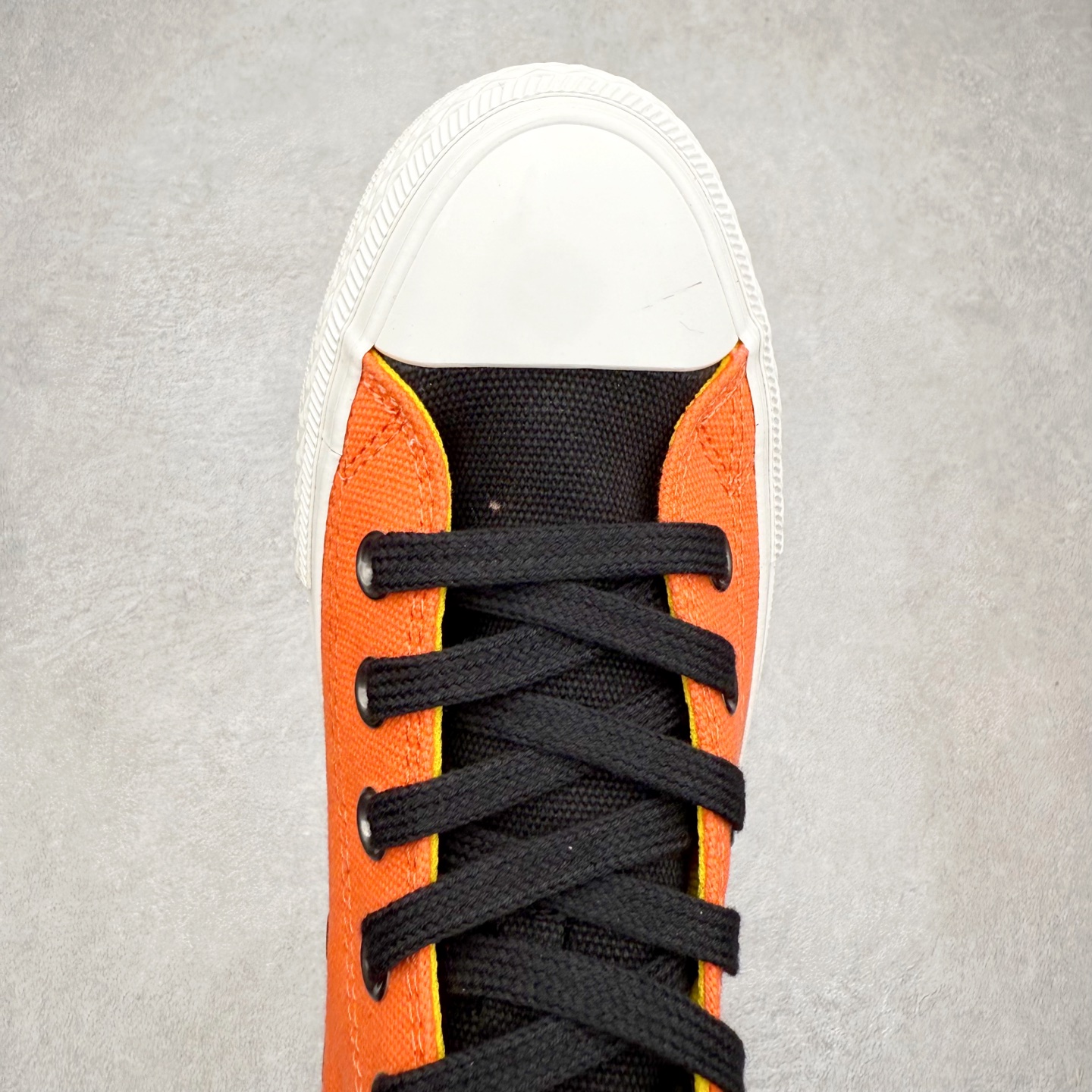 图片[4]-火影忍者 x Converse Chuck Taylor All Star 橙色 匡威联名 舒适休闲高帮帆布鞋 「鸣人」配色采用标志性的橙色，鞋身印有其腹部的八卦封印图案，黑色鞋舌配黄色内衬，还原经典服装，后跟金属木叶村徽，暗藏忍者星浮雕。 每款联名均将传统All Star徽标替换为3D金属手里剑徽章，后跟护条则设计成各角色护额造型。 货号：A14836C 尺码：35 36 36.5 37 37.5 38 39 39.5 40 41 41.5 42 42.5 43 44-选品中心