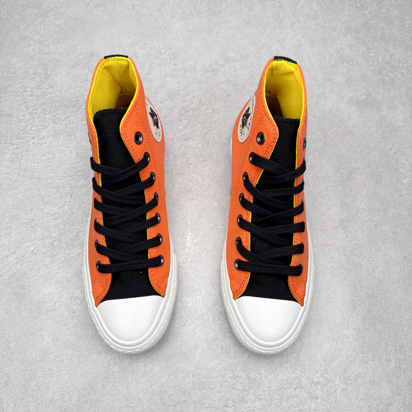 图片[2]-火影忍者 x Converse Chuck Taylor All Star 橙色 匡威联名 舒适休闲高帮帆布鞋 「鸣人」配色采用标志性的橙色，鞋身印有其腹部的八卦封印图案，黑色鞋舌配黄色内衬，还原经典服装，后跟金属木叶村徽，暗藏忍者星浮雕。 每款联名均将传统All Star徽标替换为3D金属手里剑徽章，后跟护条则设计成各角色护额造型。 货号：A14836C 尺码：35 36 36.5 37 37.5 38 39 39.5 40 41 41.5 42 42.5 43 44-选品中心