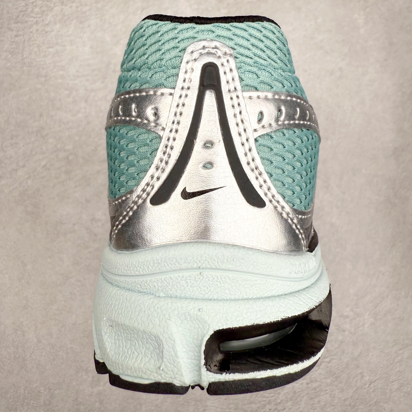 图片[8]-NK V2K Runtekk 减震防滑低帮 复古老爹鞋跑步鞋 HQ2056-006 鞋款被命名为 Runtekk 设计上借鉴了 2000 年的跑鞋风格 配色上以金属银为主调 简练又有复古运动气质 材质上使用大面积网眼、皮革、TPU 组成 支撑和透气性肯定不错 中底处由 Cushlon 泡绵打造 保证在压马路时可以提供优秀脚感 并通过一手做旧氧化效果突出复古感 中底造型很容易让大家联想到巴黎世家3XL 增高效果同样不能忽视 尺码：36 36.5 37.5 38 38.5 39 40 40.5 41 42 42.5 43 44 44.5 45-选品中心