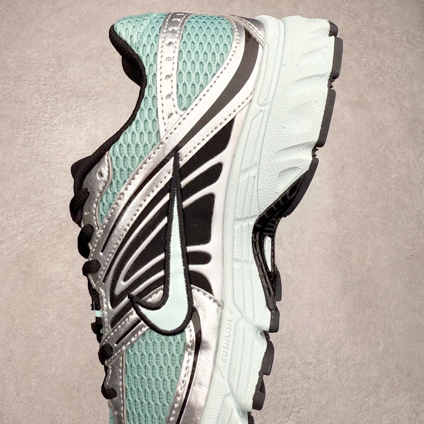 图片[7]-NK V2K Runtekk 减震防滑低帮 复古老爹鞋跑步鞋 HQ2056-006 鞋款被命名为 Runtekk 设计上借鉴了 2000 年的跑鞋风格 配色上以金属银为主调 简练又有复古运动气质 材质上使用大面积网眼、皮革、TPU 组成 支撑和透气性肯定不错 中底处由 Cushlon 泡绵打造 保证在压马路时可以提供优秀脚感 并通过一手做旧氧化效果突出复古感 中底造型很容易让大家联想到巴黎世家3XL 增高效果同样不能忽视 尺码：36 36.5 37.5 38 38.5 39 40 40.5 41 42 42.5 43 44 44.5 45-选品中心