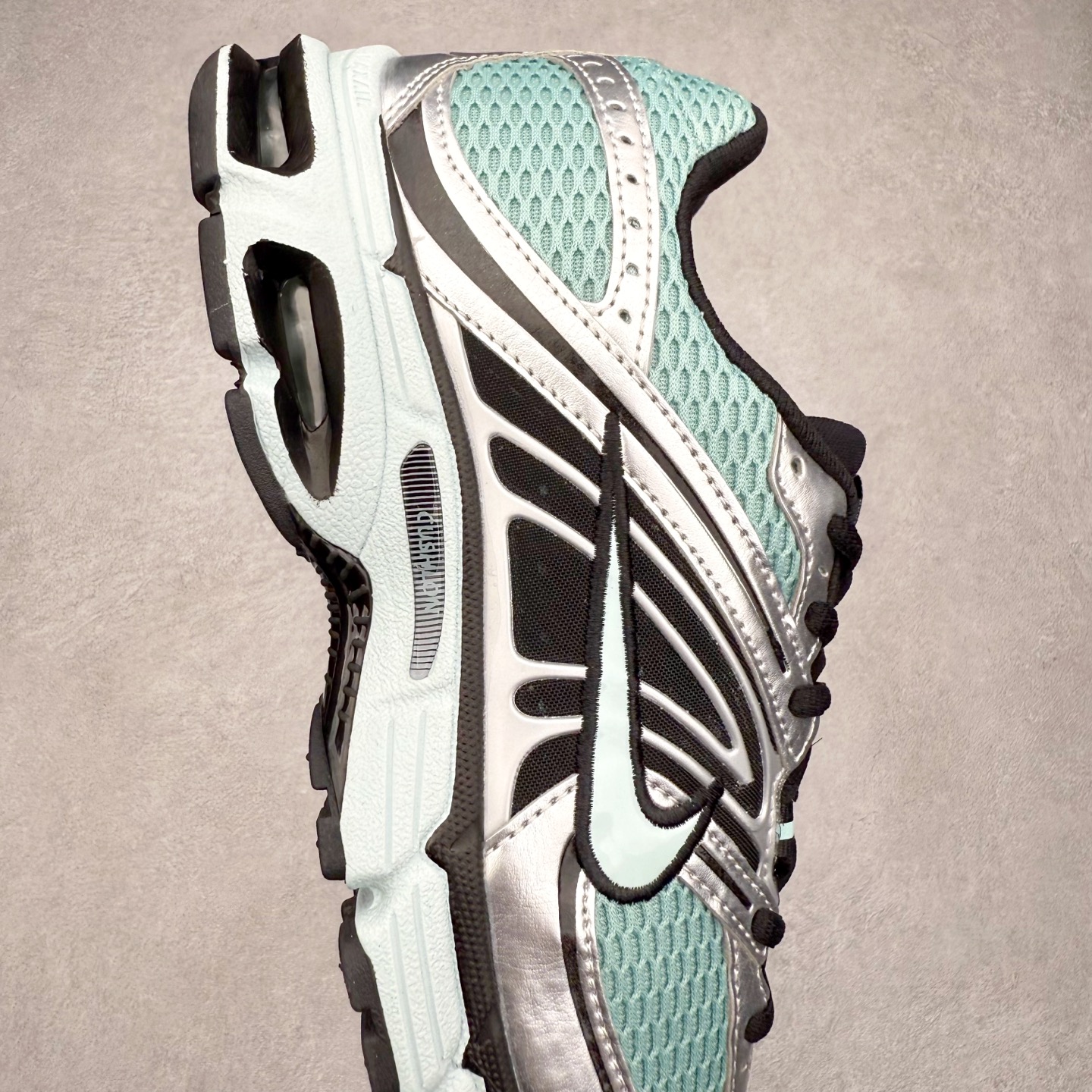 图片[6]-NK V2K Runtekk 减震防滑低帮 复古老爹鞋跑步鞋 HQ2056-006 鞋款被命名为 Runtekk 设计上借鉴了 2000 年的跑鞋风格 配色上以金属银为主调 简练又有复古运动气质 材质上使用大面积网眼、皮革、TPU 组成 支撑和透气性肯定不错 中底处由 Cushlon 泡绵打造 保证在压马路时可以提供优秀脚感 并通过一手做旧氧化效果突出复古感 中底造型很容易让大家联想到巴黎世家3XL 增高效果同样不能忽视 尺码：36 36.5 37.5 38 38.5 39 40 40.5 41 42 42.5 43 44 44.5 45-选品中心