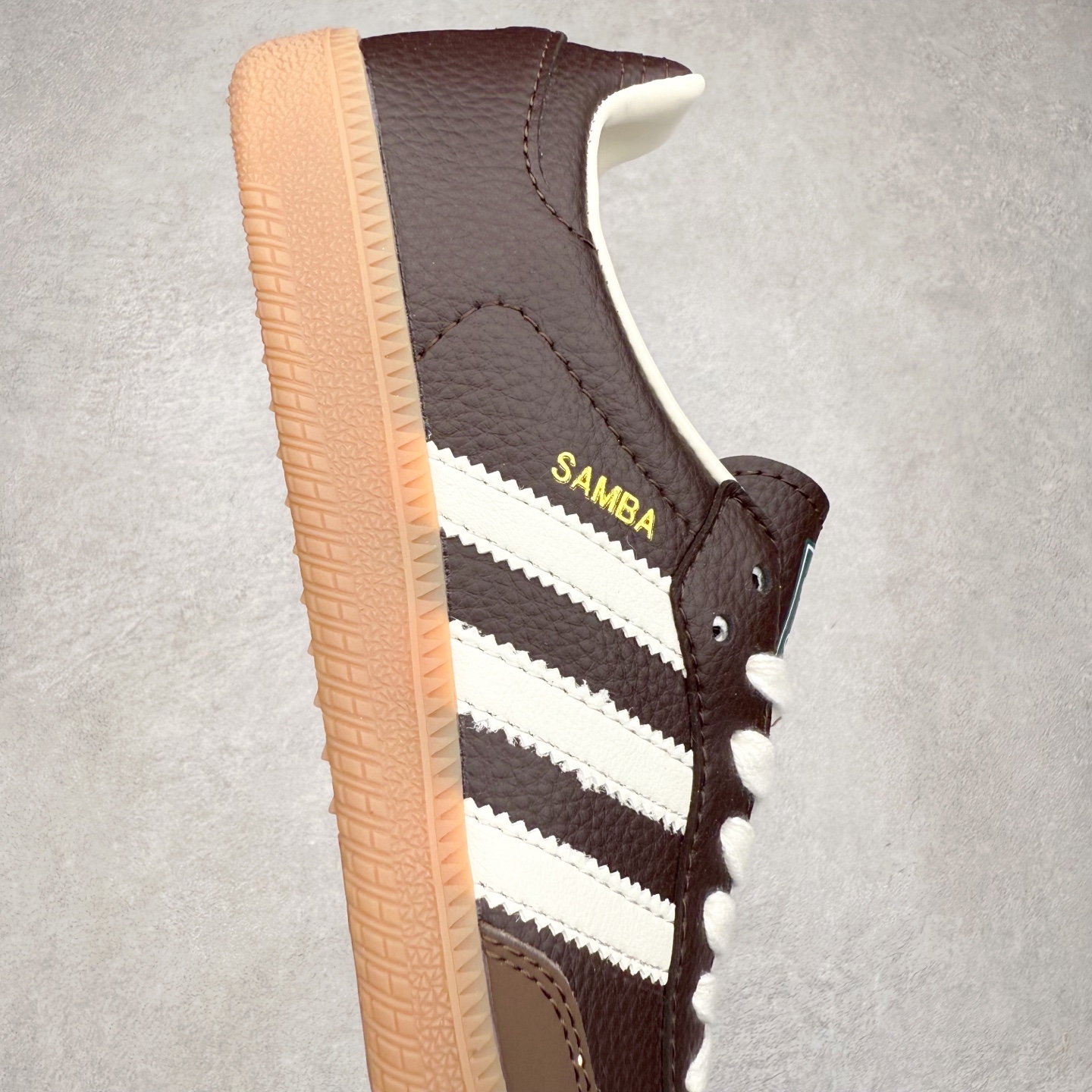 图片[6]-AD Original Samba OG 复古经典轻便板鞋 JR0891 口碑大厂出品 品控大底版型不断改良更新 全套原纸板楦头开发 确保原汁原味 完美呈现桑巴版型 一比一鞋头弧度高度鞋身弧度 此版本只针对中端市场 皮料材质有所更替 其他数据细节工艺流程均保持一致 绝不口嗨 细节品控鞋型随意对比 正确烫金高频细节 原装纳米超迁皮料 独家私模橡胶大底 原盒原配 这款桑巴鞋展示了高质量的工艺 带有装饰的超锁缝制和无缝的手感 柔软、柔软的皮革造型和标志性的3条纹完成了精致的外观 正规合身鞋带 鞋面上有绒面鞋垫 橡胶鞋底 享受正畸套筒软感 自50年代首次亮相以来就一直在赢得粉丝的青睐 尺码：35.5 36 36.5 37.5 38 38.5 39 40 40.5 41 42 42.5 43 44 44.5 45-选品中心