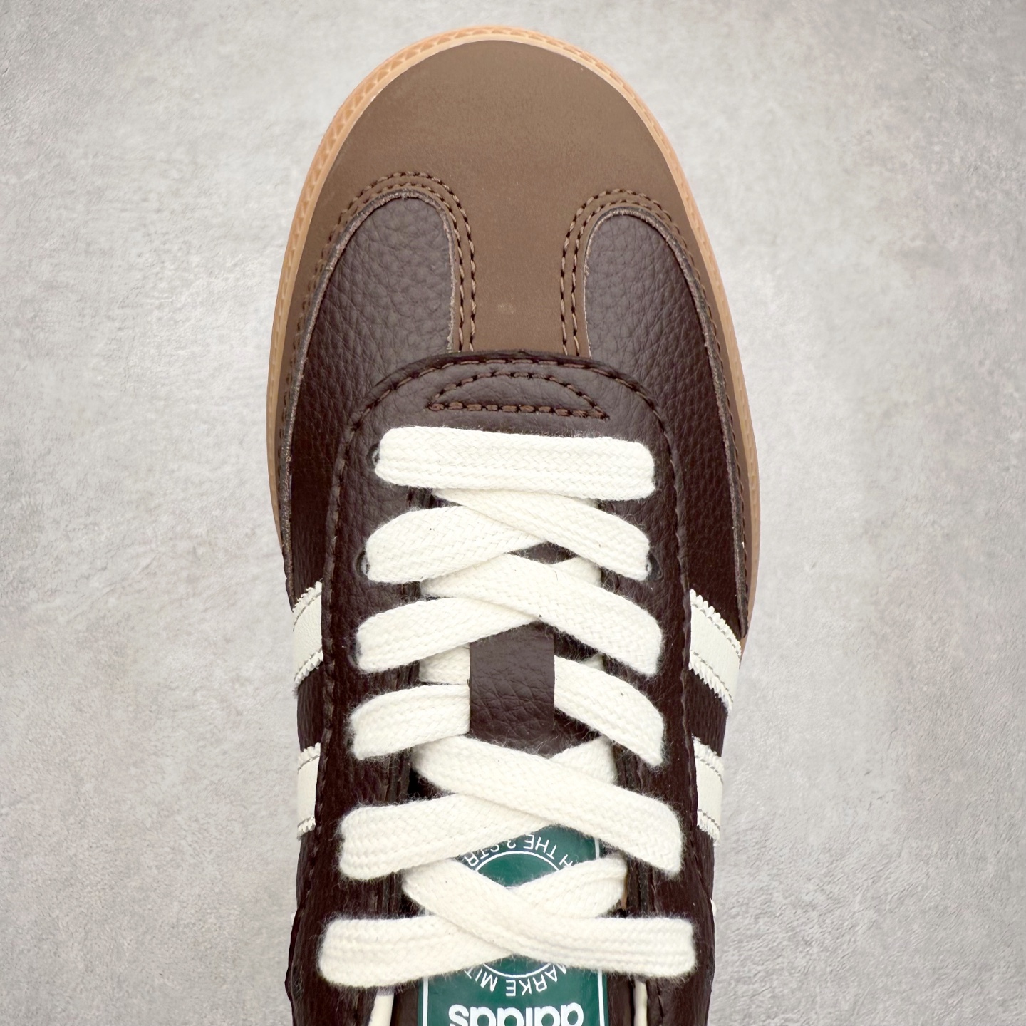 图片[4]-AD Original Samba OG 复古经典轻便板鞋 JR0891 口碑大厂出品 品控大底版型不断改良更新 全套原纸板楦头开发 确保原汁原味 完美呈现桑巴版型 一比一鞋头弧度高度鞋身弧度 此版本只针对中端市场 皮料材质有所更替 其他数据细节工艺流程均保持一致 绝不口嗨 细节品控鞋型随意对比 正确烫金高频细节 原装纳米超迁皮料 独家私模橡胶大底 原盒原配 这款桑巴鞋展示了高质量的工艺 带有装饰的超锁缝制和无缝的手感 柔软、柔软的皮革造型和标志性的3条纹完成了精致的外观 正规合身鞋带 鞋面上有绒面鞋垫 橡胶鞋底 享受正畸套筒软感 自50年代首次亮相以来就一直在赢得粉丝的青睐 尺码：35.5 36 36.5 37.5 38 38.5 39 40 40.5 41 42 42.5 43 44 44.5 45-选品中心