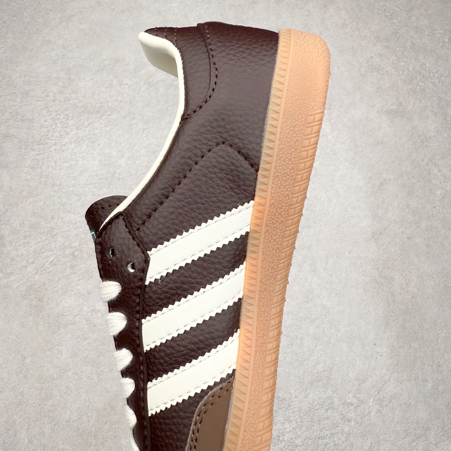 图片[7]-AD Original Samba OG 复古经典轻便板鞋 JR0891 口碑大厂出品 品控大底版型不断改良更新 全套原纸板楦头开发 确保原汁原味 完美呈现桑巴版型 一比一鞋头弧度高度鞋身弧度 此版本只针对中端市场 皮料材质有所更替 其他数据细节工艺流程均保持一致 绝不口嗨 细节品控鞋型随意对比 正确烫金高频细节 原装纳米超迁皮料 独家私模橡胶大底 原盒原配 这款桑巴鞋展示了高质量的工艺 带有装饰的超锁缝制和无缝的手感 柔软、柔软的皮革造型和标志性的3条纹完成了精致的外观 正规合身鞋带 鞋面上有绒面鞋垫 橡胶鞋底 享受正畸套筒软感 自50年代首次亮相以来就一直在赢得粉丝的青睐 尺码：35.5 36 36.5 37.5 38 38.5 39 40 40.5 41 42 42.5 43 44 44.5 45-选品中心