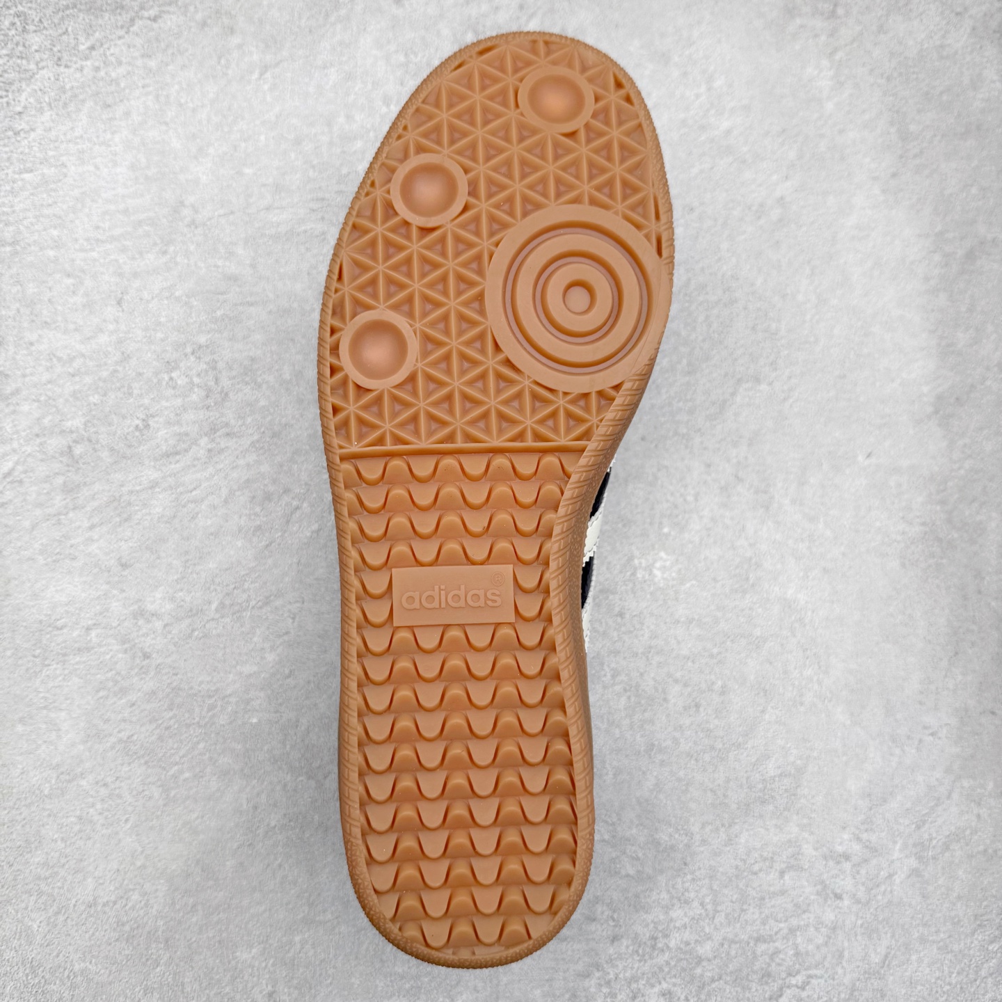 图片[9]-AD Original Samba OG 复古经典轻便板鞋 JR0891 口碑大厂出品 品控大底版型不断改良更新 全套原纸板楦头开发 确保原汁原味 完美呈现桑巴版型 一比一鞋头弧度高度鞋身弧度 此版本只针对中端市场 皮料材质有所更替 其他数据细节工艺流程均保持一致 绝不口嗨 细节品控鞋型随意对比 正确烫金高频细节 原装纳米超迁皮料 独家私模橡胶大底 原盒原配 这款桑巴鞋展示了高质量的工艺 带有装饰的超锁缝制和无缝的手感 柔软、柔软的皮革造型和标志性的3条纹完成了精致的外观 正规合身鞋带 鞋面上有绒面鞋垫 橡胶鞋底 享受正畸套筒软感 自50年代首次亮相以来就一直在赢得粉丝的青睐 尺码：35.5 36 36.5 37.5 38 38.5 39 40 40.5 41 42 42.5 43 44 44.5 45-选品中心