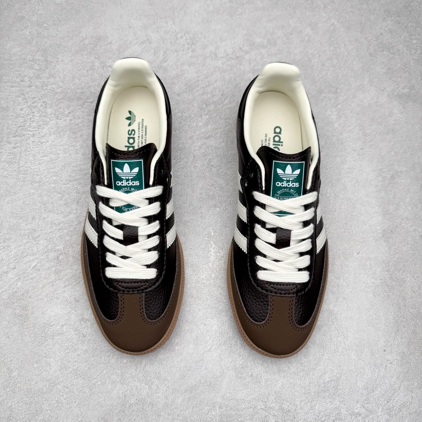 图片[2]-AD Original Samba OG 复古经典轻便板鞋 JR0891 口碑大厂出品 品控大底版型不断改良更新 全套原纸板楦头开发 确保原汁原味 完美呈现桑巴版型 一比一鞋头弧度高度鞋身弧度 此版本只针对中端市场 皮料材质有所更替 其他数据细节工艺流程均保持一致 绝不口嗨 细节品控鞋型随意对比 正确烫金高频细节 原装纳米超迁皮料 独家私模橡胶大底 原盒原配 这款桑巴鞋展示了高质量的工艺 带有装饰的超锁缝制和无缝的手感 柔软、柔软的皮革造型和标志性的3条纹完成了精致的外观 正规合身鞋带 鞋面上有绒面鞋垫 橡胶鞋底 享受正畸套筒软感 自50年代首次亮相以来就一直在赢得粉丝的青睐 尺码：35.5 36 36.5 37.5 38 38.5 39 40 40.5 41 42 42.5 43 44 44.5 45-选品中心