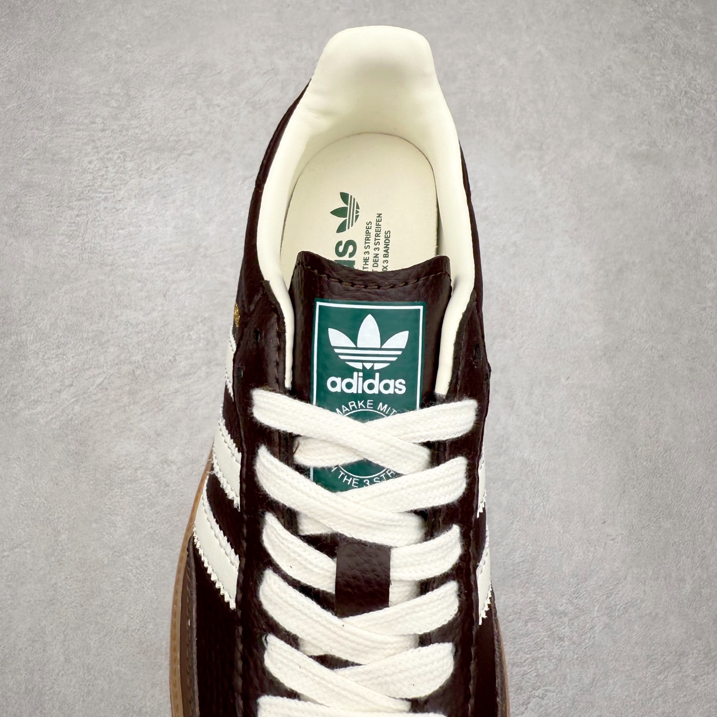 图片[5]-AD Original Samba OG 复古经典轻便板鞋 JR0891 口碑大厂出品 品控大底版型不断改良更新 全套原纸板楦头开发 确保原汁原味 完美呈现桑巴版型 一比一鞋头弧度高度鞋身弧度 此版本只针对中端市场 皮料材质有所更替 其他数据细节工艺流程均保持一致 绝不口嗨 细节品控鞋型随意对比 正确烫金高频细节 原装纳米超迁皮料 独家私模橡胶大底 原盒原配 这款桑巴鞋展示了高质量的工艺 带有装饰的超锁缝制和无缝的手感 柔软、柔软的皮革造型和标志性的3条纹完成了精致的外观 正规合身鞋带 鞋面上有绒面鞋垫 橡胶鞋底 享受正畸套筒软感 自50年代首次亮相以来就一直在赢得粉丝的青睐 尺码：35.5 36 36.5 37.5 38 38.5 39 40 40.5 41 42 42.5 43 44 44.5 45-选品中心