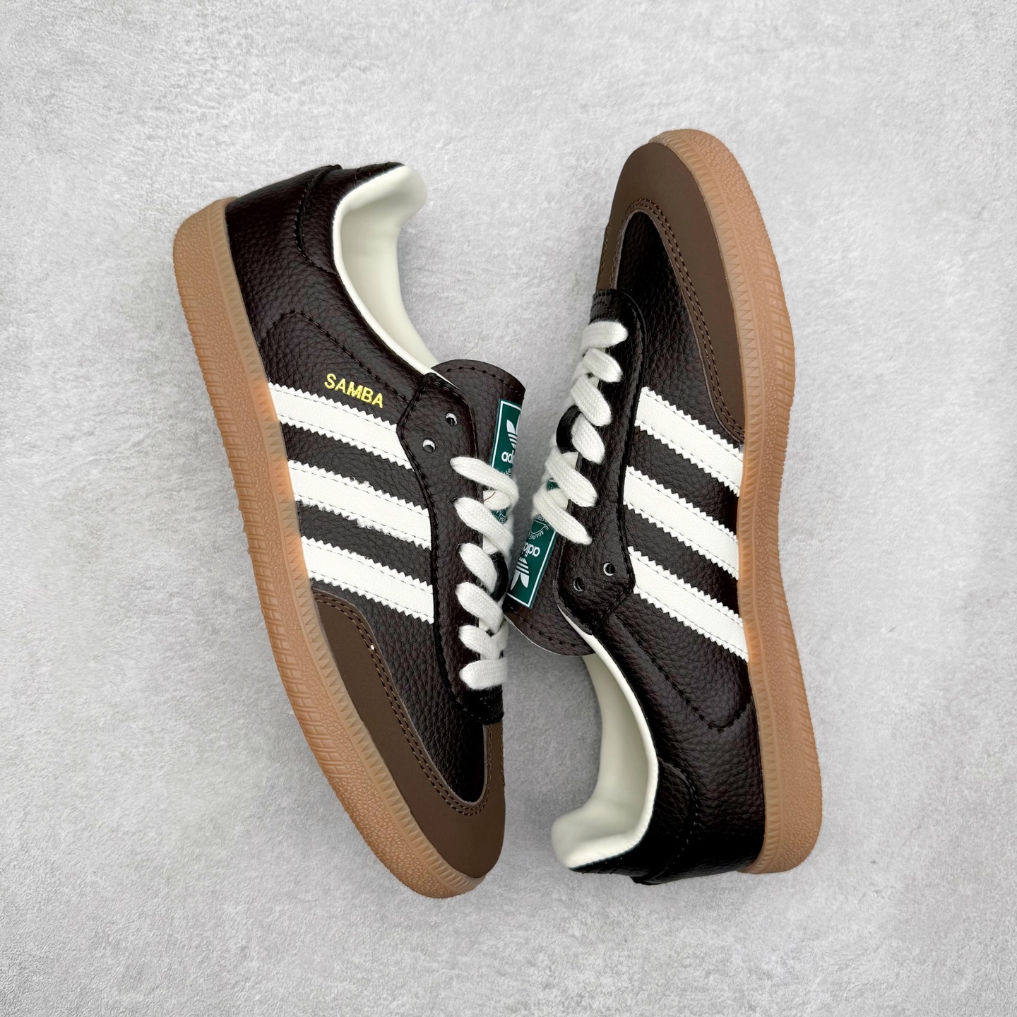 图片[3]-AD Original Samba OG 复古经典轻便板鞋 JR0891 口碑大厂出品 品控大底版型不断改良更新 全套原纸板楦头开发 确保原汁原味 完美呈现桑巴版型 一比一鞋头弧度高度鞋身弧度 此版本只针对中端市场 皮料材质有所更替 其他数据细节工艺流程均保持一致 绝不口嗨 细节品控鞋型随意对比 正确烫金高频细节 原装纳米超迁皮料 独家私模橡胶大底 原盒原配 这款桑巴鞋展示了高质量的工艺 带有装饰的超锁缝制和无缝的手感 柔软、柔软的皮革造型和标志性的3条纹完成了精致的外观 正规合身鞋带 鞋面上有绒面鞋垫 橡胶鞋底 享受正畸套筒软感 自50年代首次亮相以来就一直在赢得粉丝的青睐 尺码：35.5 36 36.5 37.5 38 38.5 39 40 40.5 41 42 42.5 43 44 44.5 45-选品中心