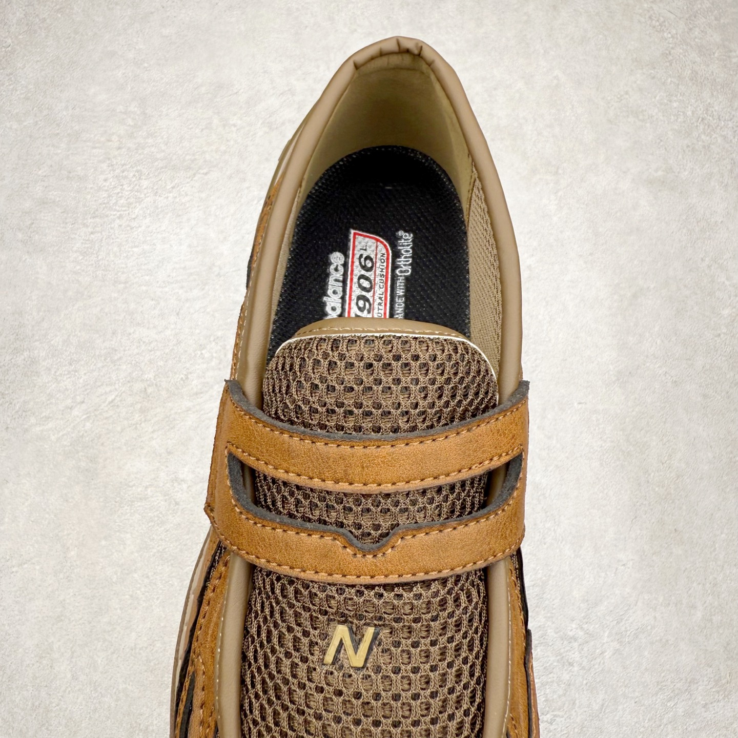 图片[5]-JUNYA WATANABE x New Balance NB 1906R 新百伦联名款舒适百搭防滑低帮生活休闲鞋乐福鞋 Junya Watanabe 和 New Balance 再次联手，推出了全新的合作款——1906 Loafer。这款跨越运动鞋与皮鞋界限的设计。设计将 New Balance 1906R 的技术与经典皮革便鞋的风格完美融合。厚实的鞋底与精致的漆皮鞋面，不仅保留了运动鞋的舒适感，还能轻松驾驭休闲与正式造型。一位国外鞋友对此鞋的评价颇具趣味：“这是开完重要会议后，立马开始 5K 长跑的理想鞋款。”-选品中心