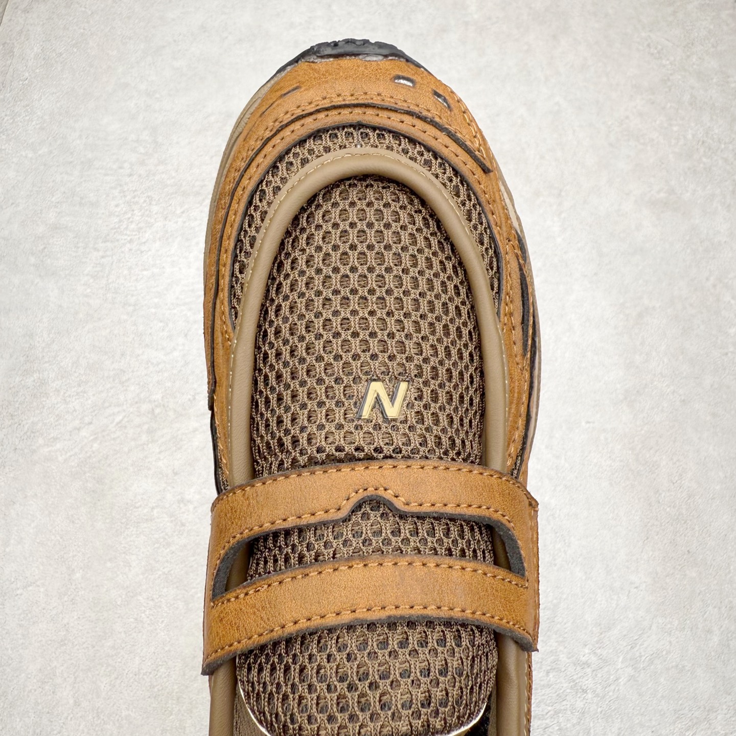 图片[4]-JUNYA WATANABE x New Balance NB 1906R 新百伦联名款舒适百搭防滑低帮生活休闲鞋乐福鞋 Junya Watanabe 和 New Balance 再次联手，推出了全新的合作款——1906 Loafer。这款跨越运动鞋与皮鞋界限的设计。设计将 New Balance 1906R 的技术与经典皮革便鞋的风格完美融合。厚实的鞋底与精致的漆皮鞋面，不仅保留了运动鞋的舒适感，还能轻松驾驭休闲与正式造型。一位国外鞋友对此鞋的评价颇具趣味：“这是开完重要会议后，立马开始 5K 长跑的理想鞋款。”-选品中心