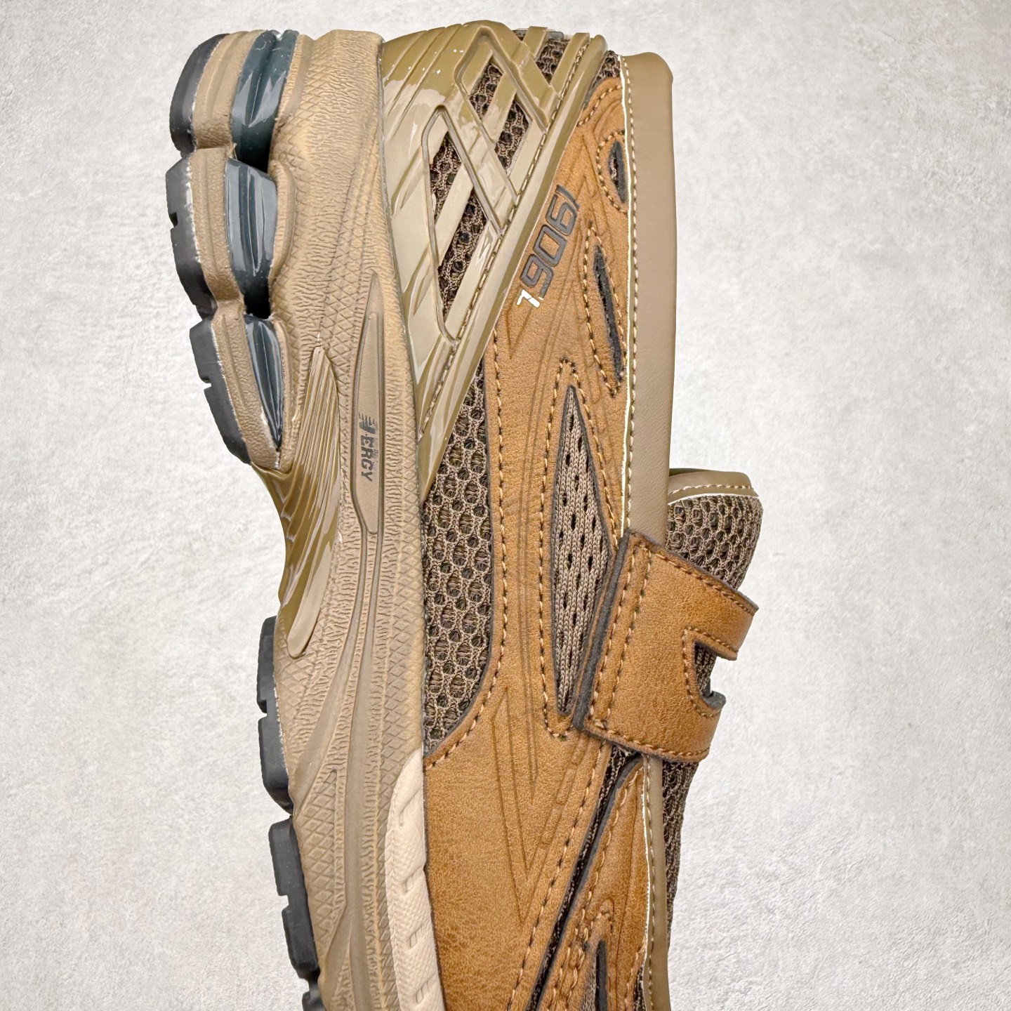 图片[6]-JUNYA WATANABE x New Balance NB 1906R 新百伦联名款舒适百搭防滑低帮生活休闲鞋乐福鞋 Junya Watanabe 和 New Balance 再次联手，推出了全新的合作款——1906 Loafer。这款跨越运动鞋与皮鞋界限的设计。设计将 New Balance 1906R 的技术与经典皮革便鞋的风格完美融合。厚实的鞋底与精致的漆皮鞋面，不仅保留了运动鞋的舒适感，还能轻松驾驭休闲与正式造型。一位国外鞋友对此鞋的评价颇具趣味：“这是开完重要会议后，立马开始 5K 长跑的理想鞋款。”-选品中心