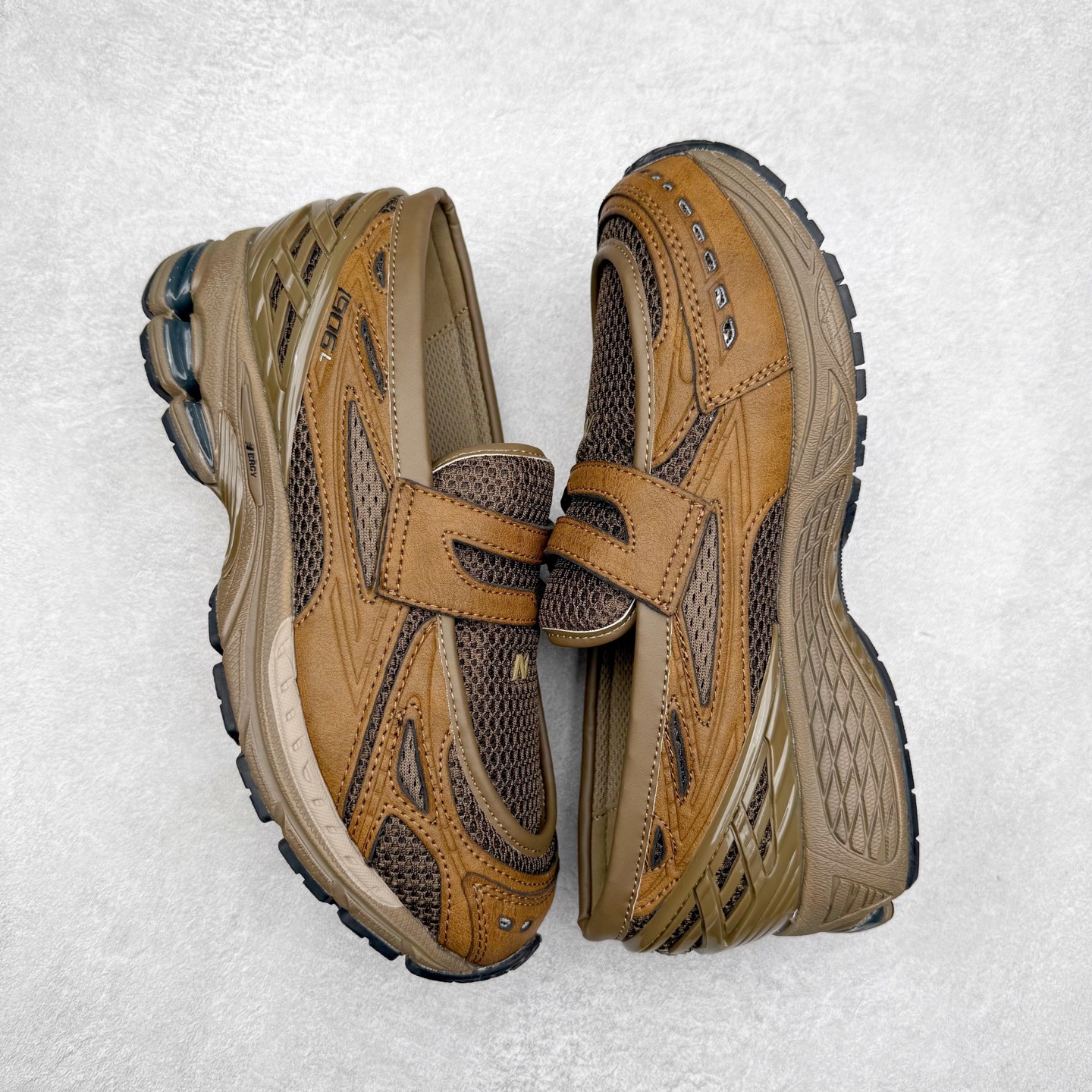 图片[3]-JUNYA WATANABE x New Balance NB 1906R 新百伦联名款舒适百搭防滑低帮生活休闲鞋乐福鞋 Junya Watanabe 和 New Balance 再次联手，推出了全新的合作款——1906 Loafer。这款跨越运动鞋与皮鞋界限的设计。设计将 New Balance 1906R 的技术与经典皮革便鞋的风格完美融合。厚实的鞋底与精致的漆皮鞋面，不仅保留了运动鞋的舒适感，还能轻松驾驭休闲与正式造型。一位国外鞋友对此鞋的评价颇具趣味：“这是开完重要会议后，立马开始 5K 长跑的理想鞋款。”-选品中心