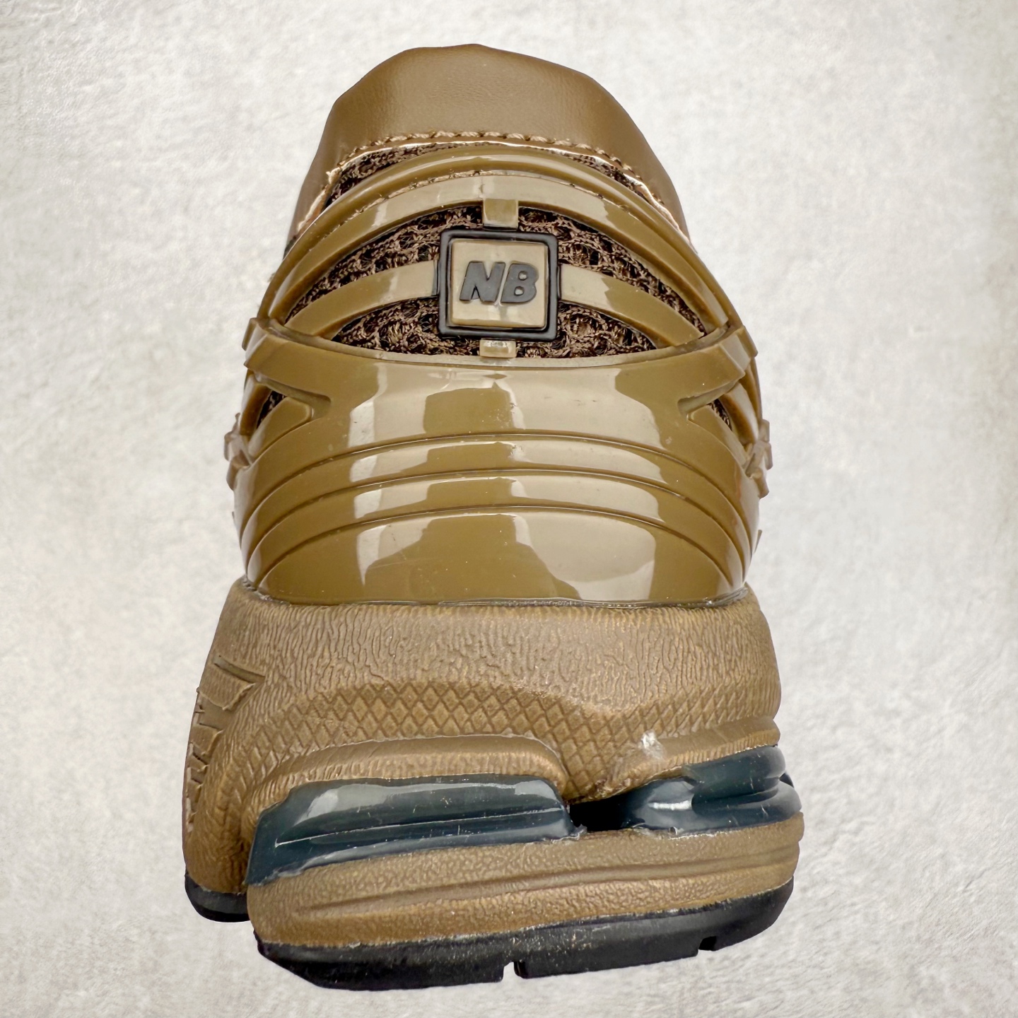 图片[8]-JUNYA WATANABE x New Balance NB 1906R 新百伦联名款舒适百搭防滑低帮生活休闲鞋乐福鞋 Junya Watanabe 和 New Balance 再次联手，推出了全新的合作款——1906 Loafer。这款跨越运动鞋与皮鞋界限的设计。设计将 New Balance 1906R 的技术与经典皮革便鞋的风格完美融合。厚实的鞋底与精致的漆皮鞋面，不仅保留了运动鞋的舒适感，还能轻松驾驭休闲与正式造型。一位国外鞋友对此鞋的评价颇具趣味：“这是开完重要会议后，立马开始 5K 长跑的理想鞋款。”-选品中心