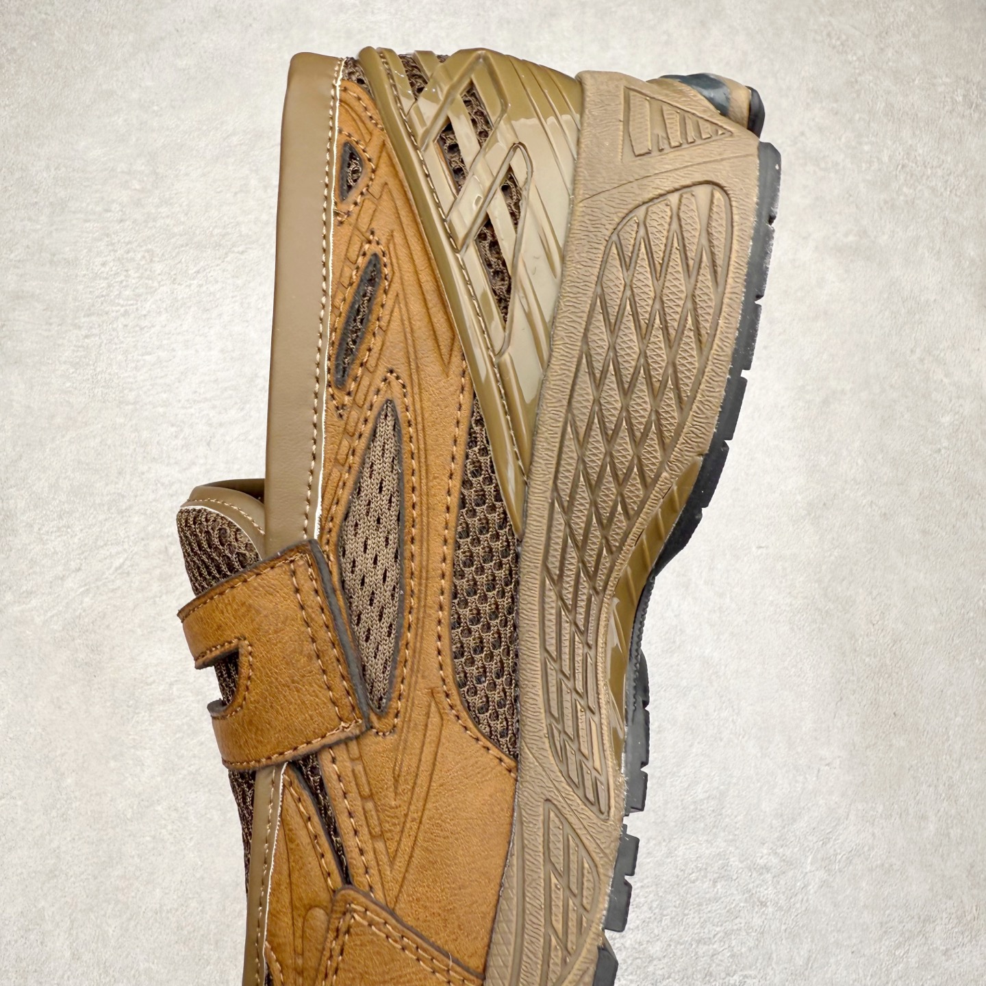 图片[7]-JUNYA WATANABE x New Balance NB 1906R 新百伦联名款舒适百搭防滑低帮生活休闲鞋乐福鞋 Junya Watanabe 和 New Balance 再次联手，推出了全新的合作款——1906 Loafer。这款跨越运动鞋与皮鞋界限的设计。设计将 New Balance 1906R 的技术与经典皮革便鞋的风格完美融合。厚实的鞋底与精致的漆皮鞋面，不仅保留了运动鞋的舒适感，还能轻松驾驭休闲与正式造型。一位国外鞋友对此鞋的评价颇具趣味：“这是开完重要会议后，立马开始 5K 长跑的理想鞋款。”-选品中心