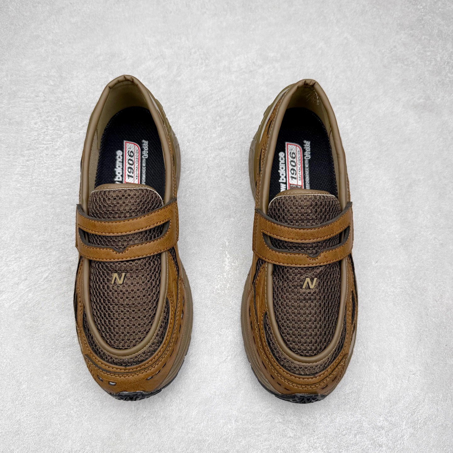 图片[2]-JUNYA WATANABE x New Balance NB 1906R 新百伦联名款舒适百搭防滑低帮生活休闲鞋乐福鞋 Junya Watanabe 和 New Balance 再次联手，推出了全新的合作款——1906 Loafer。这款跨越运动鞋与皮鞋界限的设计。设计将 New Balance 1906R 的技术与经典皮革便鞋的风格完美融合。厚实的鞋底与精致的漆皮鞋面，不仅保留了运动鞋的舒适感，还能轻松驾驭休闲与正式造型。一位国外鞋友对此鞋的评价颇具趣味：“这是开完重要会议后，立马开始 5K 长跑的理想鞋款。”-选品中心