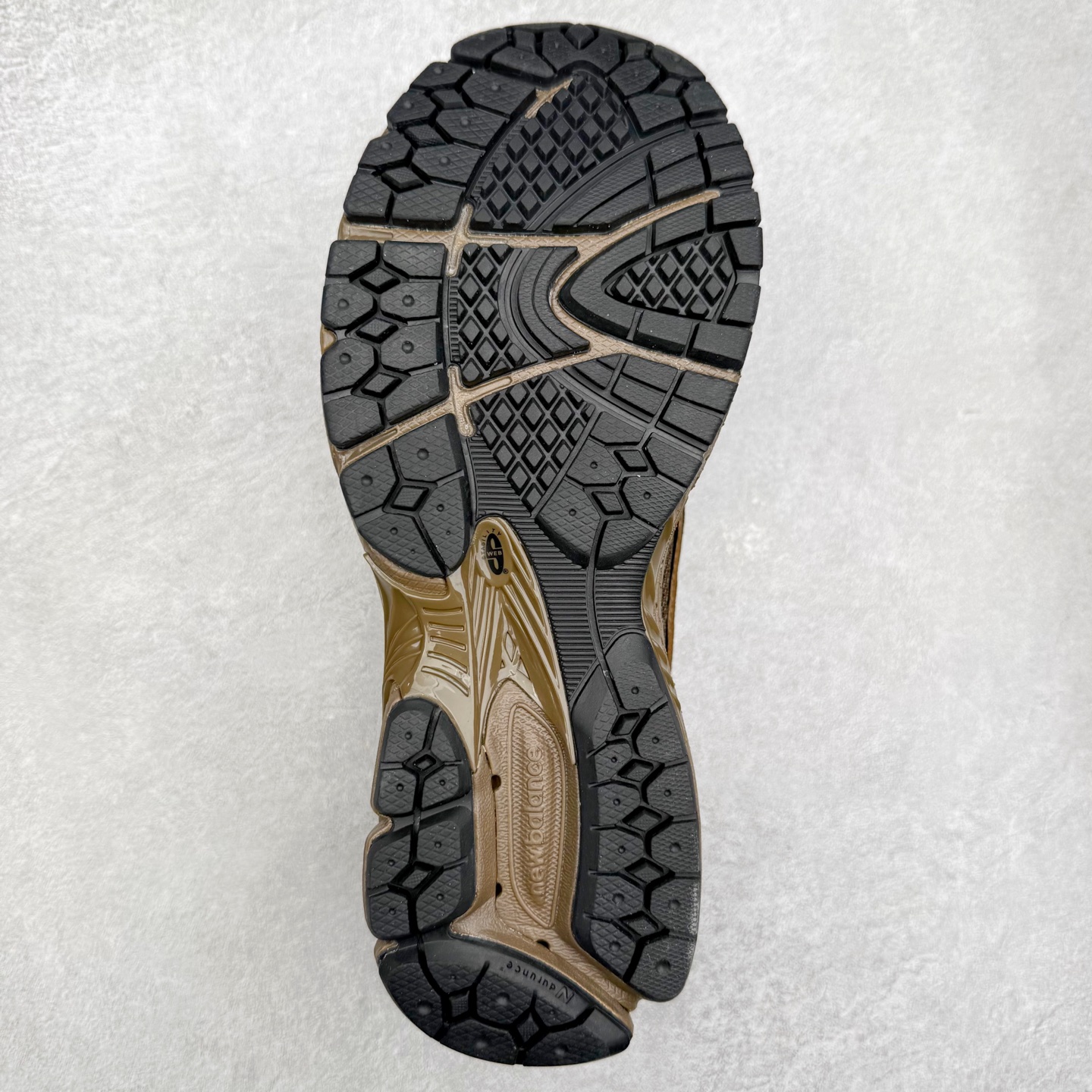 图片[9]-JUNYA WATANABE x New Balance NB 1906R 新百伦联名款舒适百搭防滑低帮生活休闲鞋乐福鞋 Junya Watanabe 和 New Balance 再次联手，推出了全新的合作款——1906 Loafer。这款跨越运动鞋与皮鞋界限的设计。设计将 New Balance 1906R 的技术与经典皮革便鞋的风格完美融合。厚实的鞋底与精致的漆皮鞋面，不仅保留了运动鞋的舒适感，还能轻松驾驭休闲与正式造型。一位国外鞋友对此鞋的评价颇具趣味：“这是开完重要会议后，立马开始 5K 长跑的理想鞋款。”-选品中心