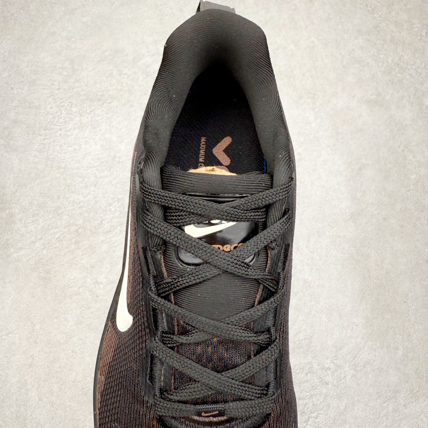 图片[5]-＃纯原福利 NK Air Zoom Vomero 18 轻便舒适公路跑步鞋 质感柔软 弹力充沛 助力一路畅跑 乐享不停 厚实泡绵缔造舒适的回弹效果 铸就出色跑步表现 该鞋款轻盈透气 带你步入舒适新境界 疾速刺激感和非凡舒适脚感交织 定能让跑者在迈步间找到渴望已久的跑步乐趣 自如掌控跑步节奏、配速和里程 足底缓震配置赋予双足柔软舒适感受 助你一路畅跑 缓震设计 在双足触地时有助提供舒适脚感 搭载性能出众的 ZoomX 和 Cushlon 泡绵 营造柔软舒适脚感 助你稳稳迈步 基于跑者反馈 简化中底设计 带来出色舒适感 尺码：36 36.5 37.5 38 38.5 39 40 40.5 41 42 42.5 43 44 44.5 45-选品中心