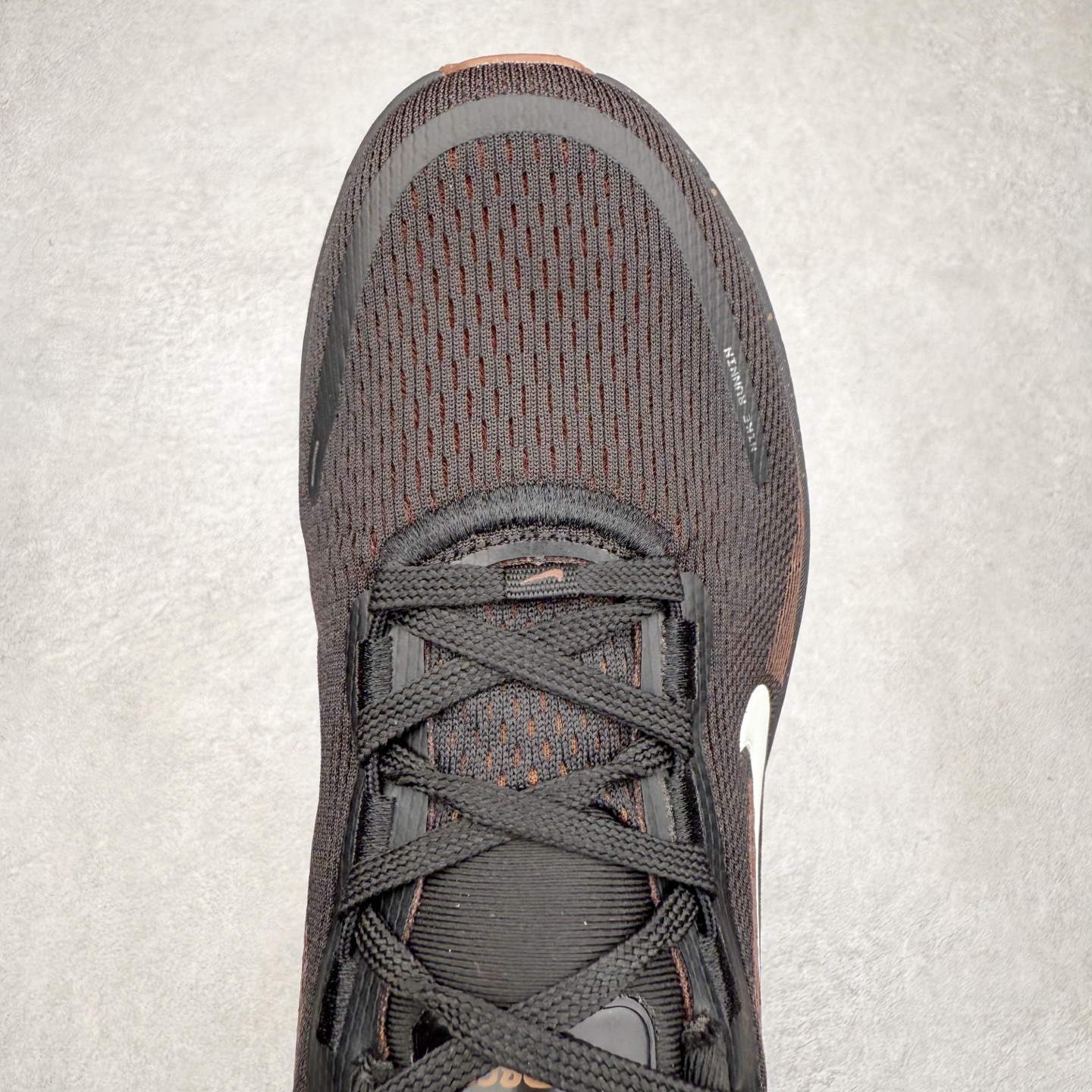 图片[4]-＃纯原福利 NK Air Zoom Vomero 18 轻便舒适公路跑步鞋 质感柔软 弹力充沛 助力一路畅跑 乐享不停 厚实泡绵缔造舒适的回弹效果 铸就出色跑步表现 该鞋款轻盈透气 带你步入舒适新境界 疾速刺激感和非凡舒适脚感交织 定能让跑者在迈步间找到渴望已久的跑步乐趣 自如掌控跑步节奏、配速和里程 足底缓震配置赋予双足柔软舒适感受 助你一路畅跑 缓震设计 在双足触地时有助提供舒适脚感 搭载性能出众的 ZoomX 和 Cushlon 泡绵 营造柔软舒适脚感 助你稳稳迈步 基于跑者反馈 简化中底设计 带来出色舒适感 尺码：36 36.5 37.5 38 38.5 39 40 40.5 41 42 42.5 43 44 44.5 45-选品中心