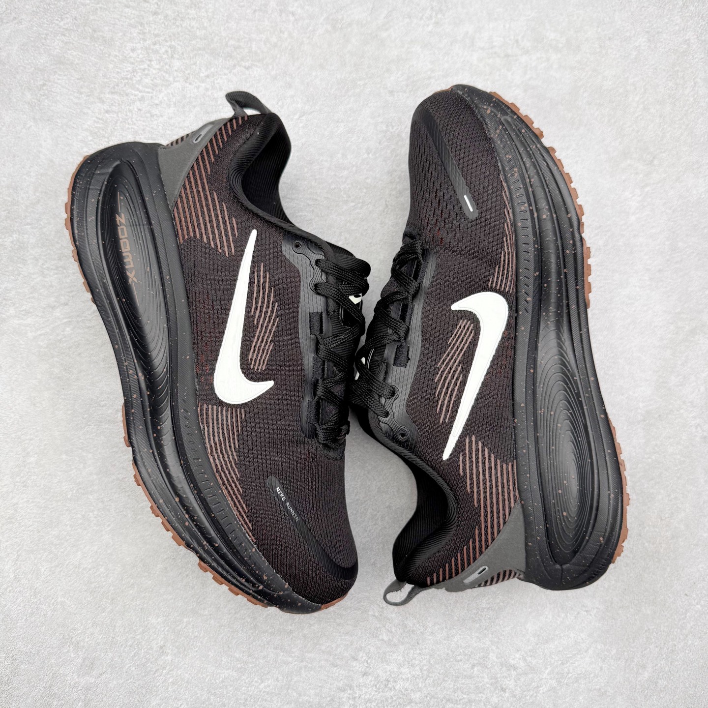 图片[3]-＃纯原福利 NK Air Zoom Vomero 18 轻便舒适公路跑步鞋 质感柔软 弹力充沛 助力一路畅跑 乐享不停 厚实泡绵缔造舒适的回弹效果 铸就出色跑步表现 该鞋款轻盈透气 带你步入舒适新境界 疾速刺激感和非凡舒适脚感交织 定能让跑者在迈步间找到渴望已久的跑步乐趣 自如掌控跑步节奏、配速和里程 足底缓震配置赋予双足柔软舒适感受 助你一路畅跑 缓震设计 在双足触地时有助提供舒适脚感 搭载性能出众的 ZoomX 和 Cushlon 泡绵 营造柔软舒适脚感 助你稳稳迈步 基于跑者反馈 简化中底设计 带来出色舒适感 尺码：36 36.5 37.5 38 38.5 39 40 40.5 41 42 42.5 43 44 44.5 45-选品中心