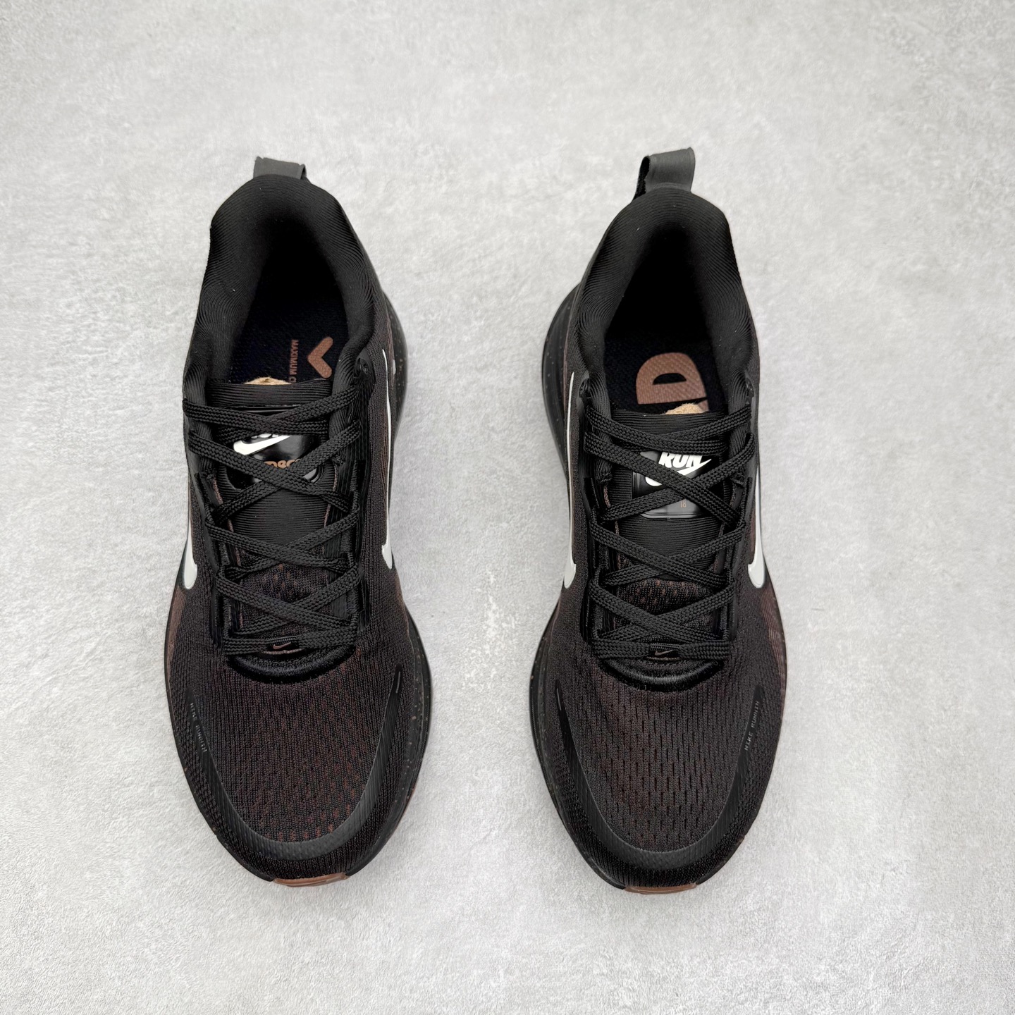 图片[2]-＃纯原福利 NK Air Zoom Vomero 18 轻便舒适公路跑步鞋 质感柔软 弹力充沛 助力一路畅跑 乐享不停 厚实泡绵缔造舒适的回弹效果 铸就出色跑步表现 该鞋款轻盈透气 带你步入舒适新境界 疾速刺激感和非凡舒适脚感交织 定能让跑者在迈步间找到渴望已久的跑步乐趣 自如掌控跑步节奏、配速和里程 足底缓震配置赋予双足柔软舒适感受 助你一路畅跑 缓震设计 在双足触地时有助提供舒适脚感 搭载性能出众的 ZoomX 和 Cushlon 泡绵 营造柔软舒适脚感 助你稳稳迈步 基于跑者反馈 简化中底设计 带来出色舒适感 尺码：36 36.5 37.5 38 38.5 39 40 40.5 41 42 42.5 43 44 44.5 45-选品中心