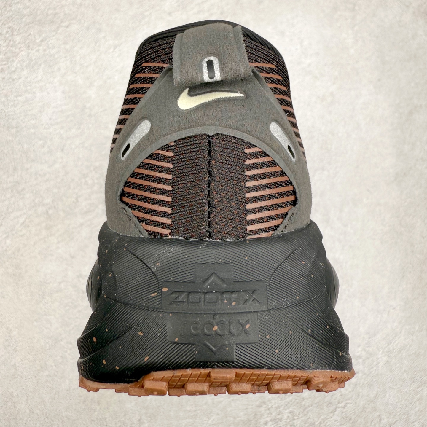 图片[8]-＃纯原福利 NK Air Zoom Vomero 18 轻便舒适公路跑步鞋 质感柔软 弹力充沛 助力一路畅跑 乐享不停 厚实泡绵缔造舒适的回弹效果 铸就出色跑步表现 该鞋款轻盈透气 带你步入舒适新境界 疾速刺激感和非凡舒适脚感交织 定能让跑者在迈步间找到渴望已久的跑步乐趣 自如掌控跑步节奏、配速和里程 足底缓震配置赋予双足柔软舒适感受 助你一路畅跑 缓震设计 在双足触地时有助提供舒适脚感 搭载性能出众的 ZoomX 和 Cushlon 泡绵 营造柔软舒适脚感 助你稳稳迈步 基于跑者反馈 简化中底设计 带来出色舒适感 尺码：36 36.5 37.5 38 38.5 39 40 40.5 41 42 42.5 43 44 44.5 45-选品中心