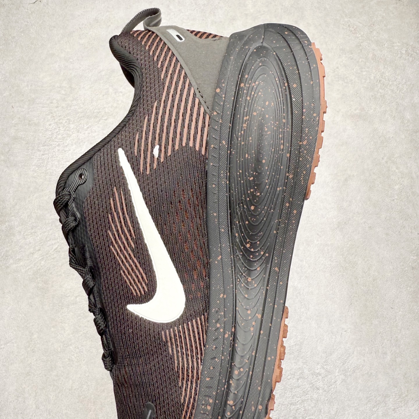 图片[7]-＃纯原福利 NK Air Zoom Vomero 18 轻便舒适公路跑步鞋 质感柔软 弹力充沛 助力一路畅跑 乐享不停 厚实泡绵缔造舒适的回弹效果 铸就出色跑步表现 该鞋款轻盈透气 带你步入舒适新境界 疾速刺激感和非凡舒适脚感交织 定能让跑者在迈步间找到渴望已久的跑步乐趣 自如掌控跑步节奏、配速和里程 足底缓震配置赋予双足柔软舒适感受 助你一路畅跑 缓震设计 在双足触地时有助提供舒适脚感 搭载性能出众的 ZoomX 和 Cushlon 泡绵 营造柔软舒适脚感 助你稳稳迈步 基于跑者反馈 简化中底设计 带来出色舒适感 尺码：36 36.5 37.5 38 38.5 39 40 40.5 41 42 42.5 43 44 44.5 45-选品中心