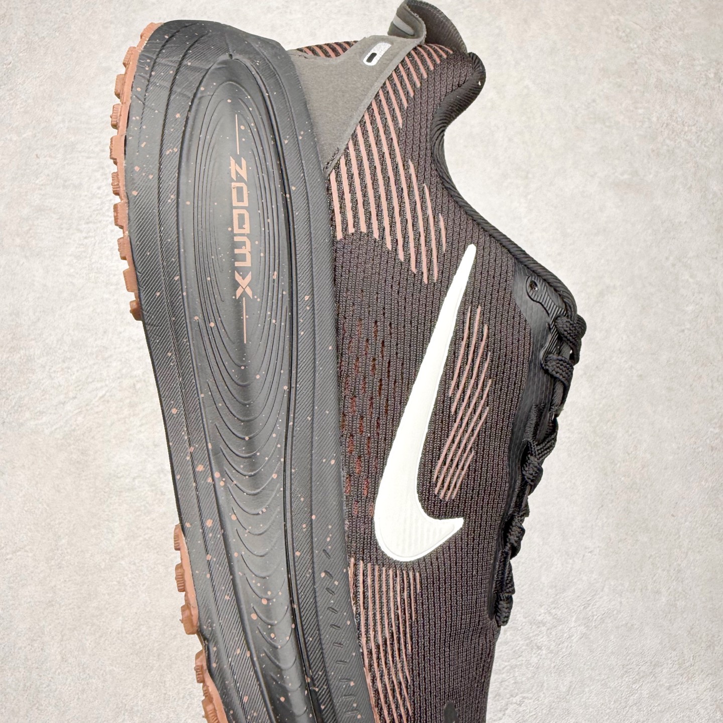 图片[6]-＃纯原福利 NK Air Zoom Vomero 18 轻便舒适公路跑步鞋 质感柔软 弹力充沛 助力一路畅跑 乐享不停 厚实泡绵缔造舒适的回弹效果 铸就出色跑步表现 该鞋款轻盈透气 带你步入舒适新境界 疾速刺激感和非凡舒适脚感交织 定能让跑者在迈步间找到渴望已久的跑步乐趣 自如掌控跑步节奏、配速和里程 足底缓震配置赋予双足柔软舒适感受 助你一路畅跑 缓震设计 在双足触地时有助提供舒适脚感 搭载性能出众的 ZoomX 和 Cushlon 泡绵 营造柔软舒适脚感 助你稳稳迈步 基于跑者反馈 简化中底设计 带来出色舒适感 尺码：36 36.5 37.5 38 38.5 39 40 40.5 41 42 42.5 43 44 44.5 45-选品中心