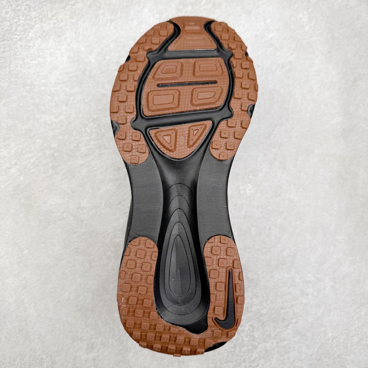 图片[9]-＃纯原福利 NK Air Zoom Vomero 18 轻便舒适公路跑步鞋 质感柔软 弹力充沛 助力一路畅跑 乐享不停 厚实泡绵缔造舒适的回弹效果 铸就出色跑步表现 该鞋款轻盈透气 带你步入舒适新境界 疾速刺激感和非凡舒适脚感交织 定能让跑者在迈步间找到渴望已久的跑步乐趣 自如掌控跑步节奏、配速和里程 足底缓震配置赋予双足柔软舒适感受 助你一路畅跑 缓震设计 在双足触地时有助提供舒适脚感 搭载性能出众的 ZoomX 和 Cushlon 泡绵 营造柔软舒适脚感 助你稳稳迈步 基于跑者反馈 简化中底设计 带来出色舒适感 尺码：36 36.5 37.5 38 38.5 39 40 40.5 41 42 42.5 43 44 44.5 45-选品中心