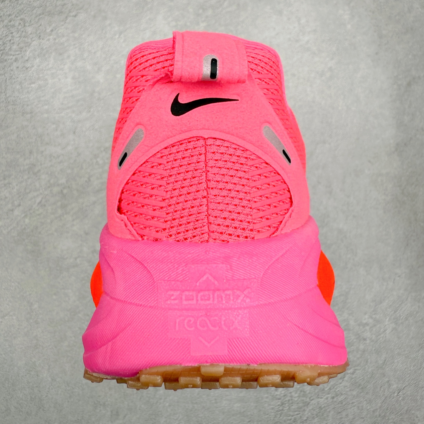 图片[8]-＃纯原福利 NK Air Zoom Vomero 18 轻便舒适公路跑步鞋 质感柔软 弹力充沛 助力一路畅跑 乐享不停 厚实泡绵缔造舒适的回弹效果 铸就出色跑步表现 该鞋款轻盈透气 带你步入舒适新境界 疾速刺激感和非凡舒适脚感交织 定能让跑者在迈步间找到渴望已久的跑步乐趣 自如掌控跑步节奏、配速和里程 足底缓震配置赋予双足柔软舒适感受 助你一路畅跑 缓震设计 在双足触地时有助提供舒适脚感 搭载性能出众的 ZoomX 和 Cushlon 泡绵 营造柔软舒适脚感 助你稳稳迈步 基于跑者反馈 简化中底设计 带来出色舒适感 尺码：36 36.5 37.5 38 38.5 39 40 40.5 41 42 42.5 43 44 44.5 45-选品中心