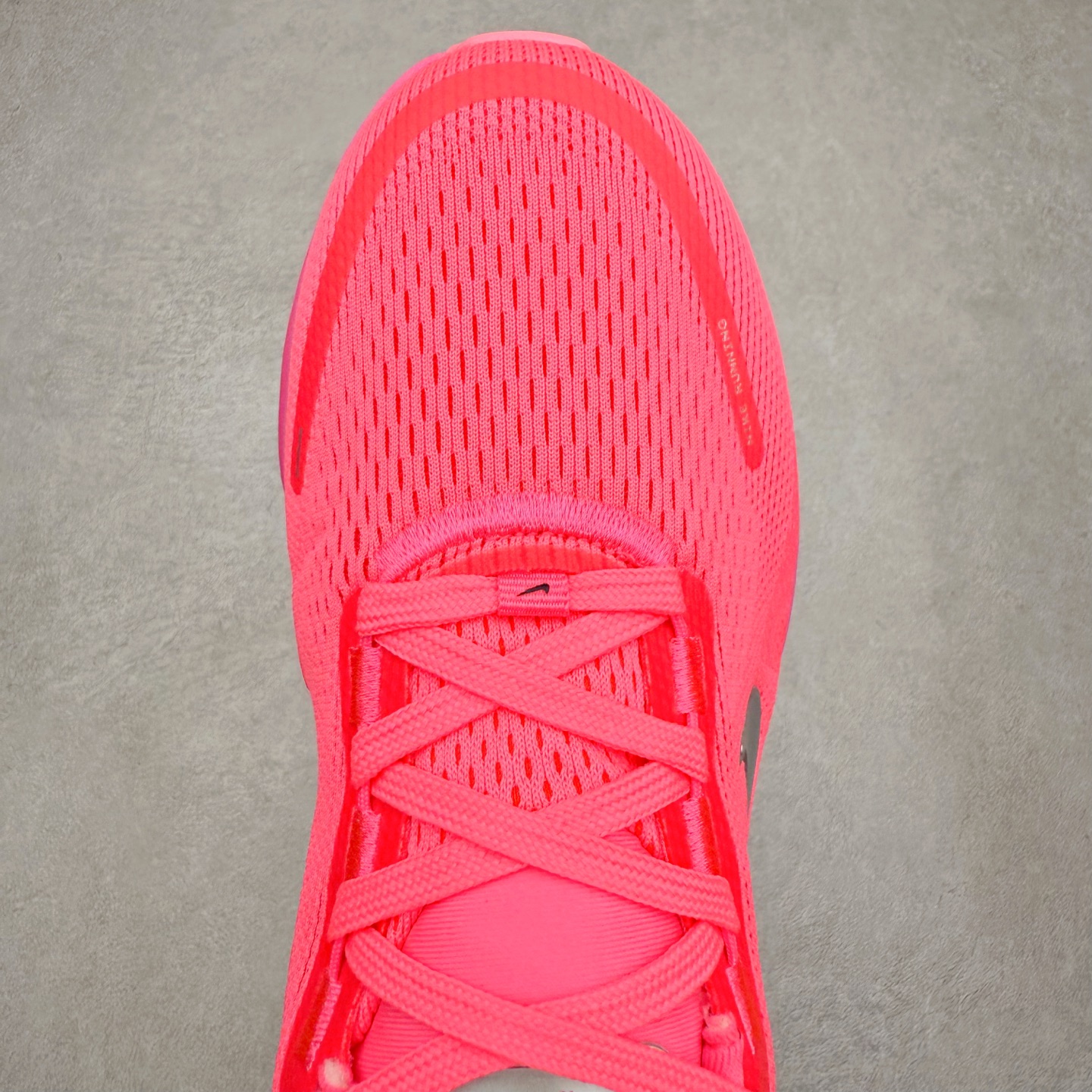 图片[4]-＃纯原福利 NK Air Zoom Vomero 18 轻便舒适公路跑步鞋 质感柔软 弹力充沛 助力一路畅跑 乐享不停 厚实泡绵缔造舒适的回弹效果 铸就出色跑步表现 该鞋款轻盈透气 带你步入舒适新境界 疾速刺激感和非凡舒适脚感交织 定能让跑者在迈步间找到渴望已久的跑步乐趣 自如掌控跑步节奏、配速和里程 足底缓震配置赋予双足柔软舒适感受 助你一路畅跑 缓震设计 在双足触地时有助提供舒适脚感 搭载性能出众的 ZoomX 和 Cushlon 泡绵 营造柔软舒适脚感 助你稳稳迈步 基于跑者反馈 简化中底设计 带来出色舒适感 尺码：36 36.5 37.5 38 38.5 39 40 40.5 41 42 42.5 43 44 44.5 45-选品中心