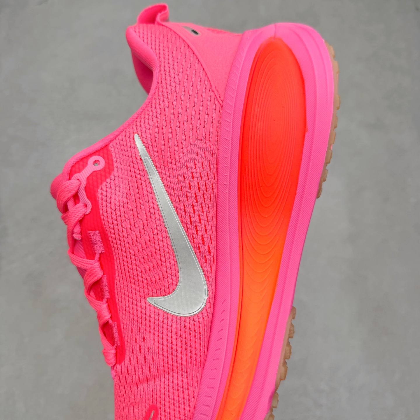 图片[7]-＃纯原福利 NK Air Zoom Vomero 18 轻便舒适公路跑步鞋 质感柔软 弹力充沛 助力一路畅跑 乐享不停 厚实泡绵缔造舒适的回弹效果 铸就出色跑步表现 该鞋款轻盈透气 带你步入舒适新境界 疾速刺激感和非凡舒适脚感交织 定能让跑者在迈步间找到渴望已久的跑步乐趣 自如掌控跑步节奏、配速和里程 足底缓震配置赋予双足柔软舒适感受 助你一路畅跑 缓震设计 在双足触地时有助提供舒适脚感 搭载性能出众的 ZoomX 和 Cushlon 泡绵 营造柔软舒适脚感 助你稳稳迈步 基于跑者反馈 简化中底设计 带来出色舒适感 尺码：36 36.5 37.5 38 38.5 39 40 40.5 41 42 42.5 43 44 44.5 45-选品中心