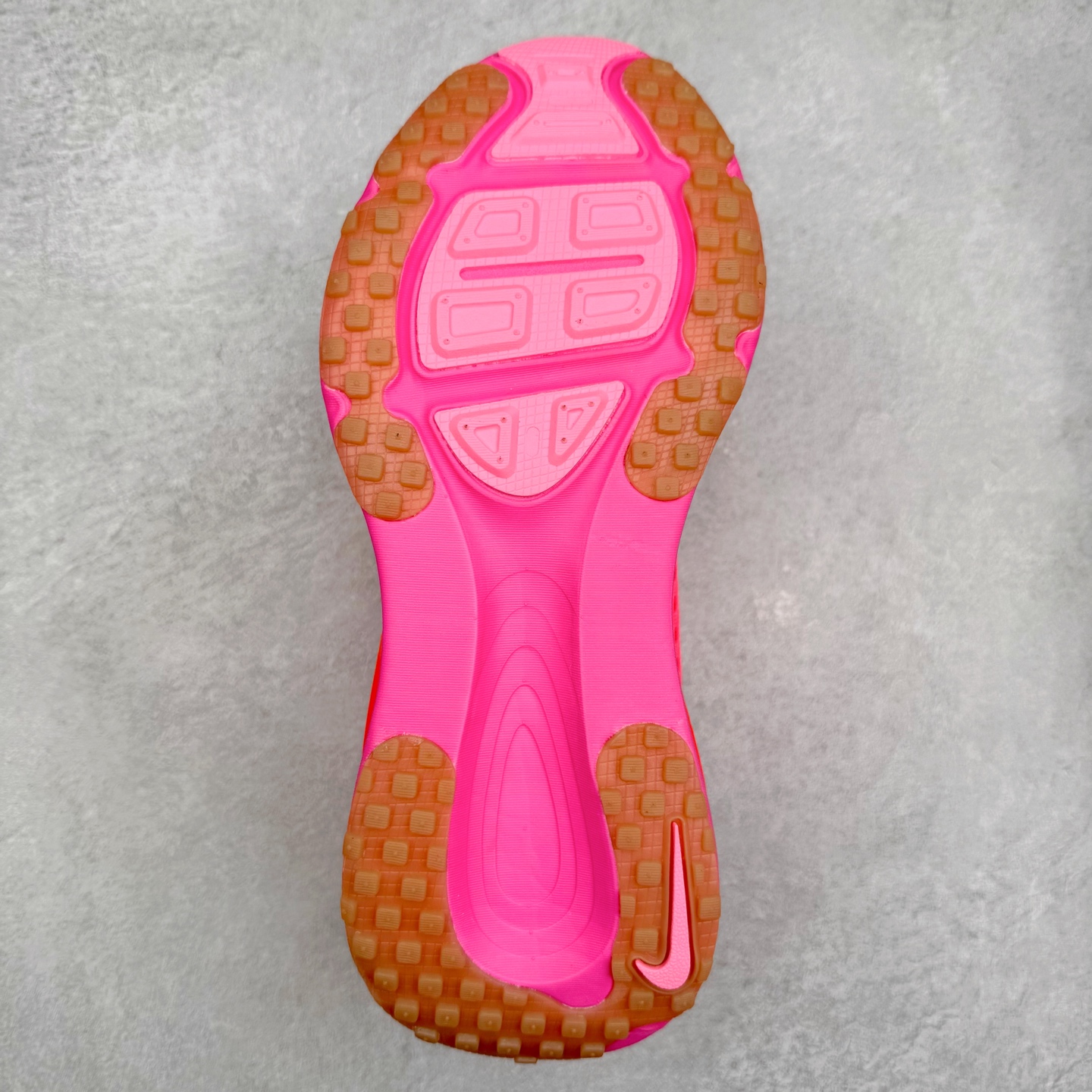 图片[9]-＃纯原福利 NK Air Zoom Vomero 18 轻便舒适公路跑步鞋 质感柔软 弹力充沛 助力一路畅跑 乐享不停 厚实泡绵缔造舒适的回弹效果 铸就出色跑步表现 该鞋款轻盈透气 带你步入舒适新境界 疾速刺激感和非凡舒适脚感交织 定能让跑者在迈步间找到渴望已久的跑步乐趣 自如掌控跑步节奏、配速和里程 足底缓震配置赋予双足柔软舒适感受 助你一路畅跑 缓震设计 在双足触地时有助提供舒适脚感 搭载性能出众的 ZoomX 和 Cushlon 泡绵 营造柔软舒适脚感 助你稳稳迈步 基于跑者反馈 简化中底设计 带来出色舒适感 尺码：36 36.5 37.5 38 38.5 39 40 40.5 41 42 42.5 43 44 44.5 45-选品中心