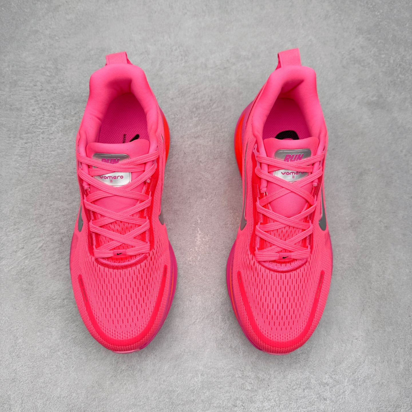图片[2]-＃纯原福利 NK Air Zoom Vomero 18 轻便舒适公路跑步鞋 质感柔软 弹力充沛 助力一路畅跑 乐享不停 厚实泡绵缔造舒适的回弹效果 铸就出色跑步表现 该鞋款轻盈透气 带你步入舒适新境界 疾速刺激感和非凡舒适脚感交织 定能让跑者在迈步间找到渴望已久的跑步乐趣 自如掌控跑步节奏、配速和里程 足底缓震配置赋予双足柔软舒适感受 助你一路畅跑 缓震设计 在双足触地时有助提供舒适脚感 搭载性能出众的 ZoomX 和 Cushlon 泡绵 营造柔软舒适脚感 助你稳稳迈步 基于跑者反馈 简化中底设计 带来出色舒适感 尺码：36 36.5 37.5 38 38.5 39 40 40.5 41 42 42.5 43 44 44.5 45-选品中心