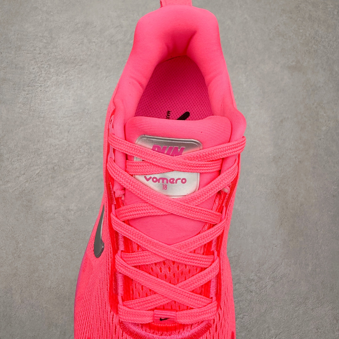 图片[5]-＃纯原福利 NK Air Zoom Vomero 18 轻便舒适公路跑步鞋 质感柔软 弹力充沛 助力一路畅跑 乐享不停 厚实泡绵缔造舒适的回弹效果 铸就出色跑步表现 该鞋款轻盈透气 带你步入舒适新境界 疾速刺激感和非凡舒适脚感交织 定能让跑者在迈步间找到渴望已久的跑步乐趣 自如掌控跑步节奏、配速和里程 足底缓震配置赋予双足柔软舒适感受 助你一路畅跑 缓震设计 在双足触地时有助提供舒适脚感 搭载性能出众的 ZoomX 和 Cushlon 泡绵 营造柔软舒适脚感 助你稳稳迈步 基于跑者反馈 简化中底设计 带来出色舒适感 尺码：36 36.5 37.5 38 38.5 39 40 40.5 41 42 42.5 43 44 44.5 45-选品中心