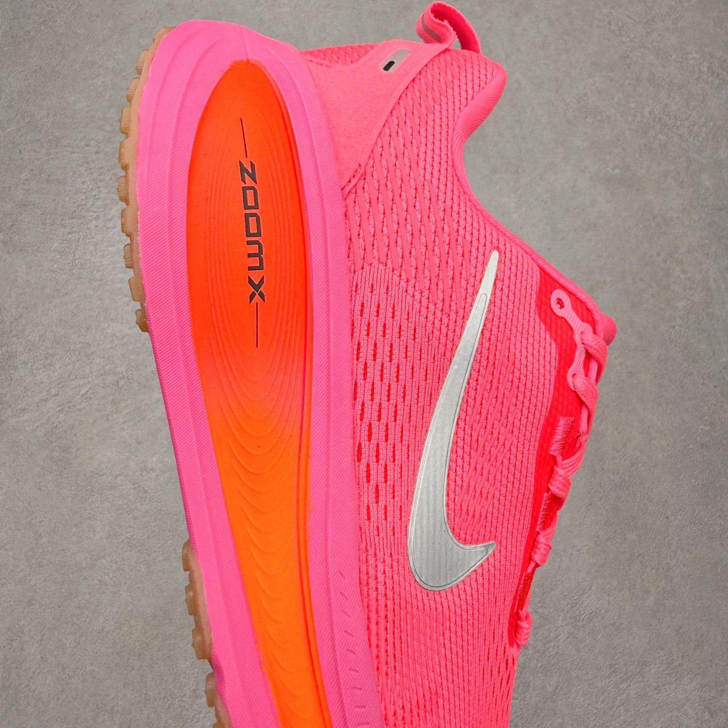 图片[6]-＃纯原福利 NK Air Zoom Vomero 18 轻便舒适公路跑步鞋 质感柔软 弹力充沛 助力一路畅跑 乐享不停 厚实泡绵缔造舒适的回弹效果 铸就出色跑步表现 该鞋款轻盈透气 带你步入舒适新境界 疾速刺激感和非凡舒适脚感交织 定能让跑者在迈步间找到渴望已久的跑步乐趣 自如掌控跑步节奏、配速和里程 足底缓震配置赋予双足柔软舒适感受 助你一路畅跑 缓震设计 在双足触地时有助提供舒适脚感 搭载性能出众的 ZoomX 和 Cushlon 泡绵 营造柔软舒适脚感 助你稳稳迈步 基于跑者反馈 简化中底设计 带来出色舒适感 尺码：36 36.5 37.5 38 38.5 39 40 40.5 41 42 42.5 43 44 44.5 45-选品中心