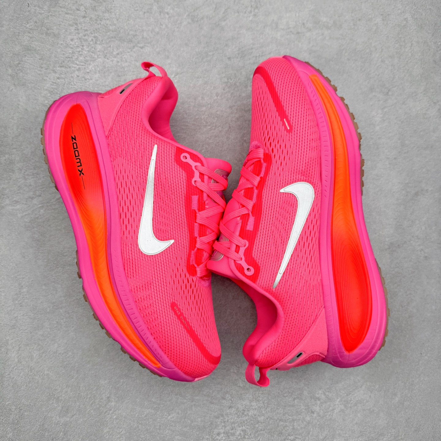 图片[3]-＃纯原福利 NK Air Zoom Vomero 18 轻便舒适公路跑步鞋 质感柔软 弹力充沛 助力一路畅跑 乐享不停 厚实泡绵缔造舒适的回弹效果 铸就出色跑步表现 该鞋款轻盈透气 带你步入舒适新境界 疾速刺激感和非凡舒适脚感交织 定能让跑者在迈步间找到渴望已久的跑步乐趣 自如掌控跑步节奏、配速和里程 足底缓震配置赋予双足柔软舒适感受 助你一路畅跑 缓震设计 在双足触地时有助提供舒适脚感 搭载性能出众的 ZoomX 和 Cushlon 泡绵 营造柔软舒适脚感 助你稳稳迈步 基于跑者反馈 简化中底设计 带来出色舒适感 尺码：36 36.5 37.5 38 38.5 39 40 40.5 41 42 42.5 43 44 44.5 45-选品中心