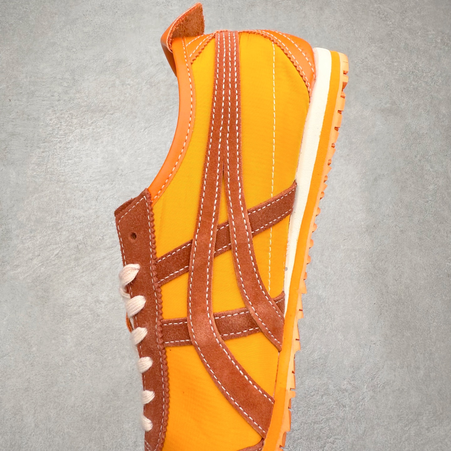 图片[7]-＃C版 Asics Onitsuka Tiger MEXICO 66 亚瑟士鬼冢虎复古经典板鞋 市场王者选手 海外订单工厂出品 长期生产补货永不断码 超成熟稳定的做工品控 原装全套纸板楦头开发 原汁原味 完美呈现版型 私模正确鞋底咬花纹路 一比一鞋头弧度高度鞋身弧度 绝不口嗨 细节品控鞋型随意秒杀市面 原档咬花纹路私模大底 一个单元有六个三角形 总体形拼接呈现花瓣状 官方四联吊牌 原装Ortholite轻量化鞋垫 原盒原配 质保卡 说明书 钢印防尘纸 纸板中底带钢印 乳胶组合鞋垫 支持全方位的对比专柜 产品从款式颜色造型上体现出追求舒适和细节的完美 鞋类更是推崇手工制作的严谨与完美 融舒适性与可穿性的设计风格 注重细节的完美和别致魅力 既保持稳重 又不失轻松的时尚感 尺码：36 37 37.5 38 39 39.5 40 40.5 41.5 42 42.5 43.5 44 45-选品中心