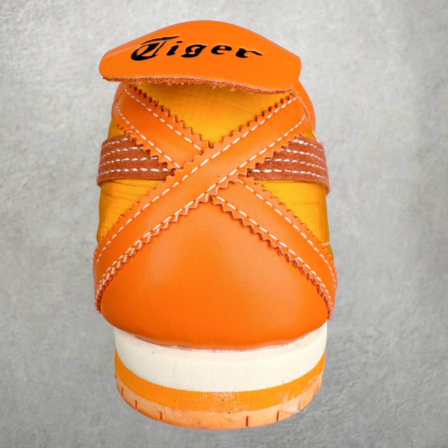 图片[8]-＃C版 Asics Onitsuka Tiger MEXICO 66 亚瑟士鬼冢虎复古经典板鞋 市场王者选手 海外订单工厂出品 长期生产补货永不断码 超成熟稳定的做工品控 原装全套纸板楦头开发 原汁原味 完美呈现版型 私模正确鞋底咬花纹路 一比一鞋头弧度高度鞋身弧度 绝不口嗨 细节品控鞋型随意秒杀市面 原档咬花纹路私模大底 一个单元有六个三角形 总体形拼接呈现花瓣状 官方四联吊牌 原装Ortholite轻量化鞋垫 原盒原配 质保卡 说明书 钢印防尘纸 纸板中底带钢印 乳胶组合鞋垫 支持全方位的对比专柜 产品从款式颜色造型上体现出追求舒适和细节的完美 鞋类更是推崇手工制作的严谨与完美 融舒适性与可穿性的设计风格 注重细节的完美和别致魅力 既保持稳重 又不失轻松的时尚感 尺码：36 37 37.5 38 39 39.5 40 40.5 41.5 42 42.5 43.5 44 45-选品中心