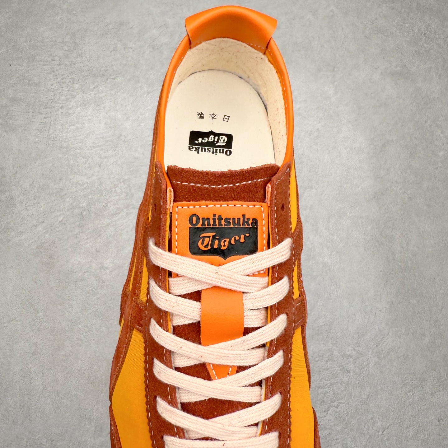 图片[5]-＃C版 Asics Onitsuka Tiger MEXICO 66 亚瑟士鬼冢虎复古经典板鞋 市场王者选手 海外订单工厂出品 长期生产补货永不断码 超成熟稳定的做工品控 原装全套纸板楦头开发 原汁原味 完美呈现版型 私模正确鞋底咬花纹路 一比一鞋头弧度高度鞋身弧度 绝不口嗨 细节品控鞋型随意秒杀市面 原档咬花纹路私模大底 一个单元有六个三角形 总体形拼接呈现花瓣状 官方四联吊牌 原装Ortholite轻量化鞋垫 原盒原配 质保卡 说明书 钢印防尘纸 纸板中底带钢印 乳胶组合鞋垫 支持全方位的对比专柜 产品从款式颜色造型上体现出追求舒适和细节的完美 鞋类更是推崇手工制作的严谨与完美 融舒适性与可穿性的设计风格 注重细节的完美和别致魅力 既保持稳重 又不失轻松的时尚感 尺码：36 37 37.5 38 39 39.5 40 40.5 41.5 42 42.5 43.5 44 45-选品中心